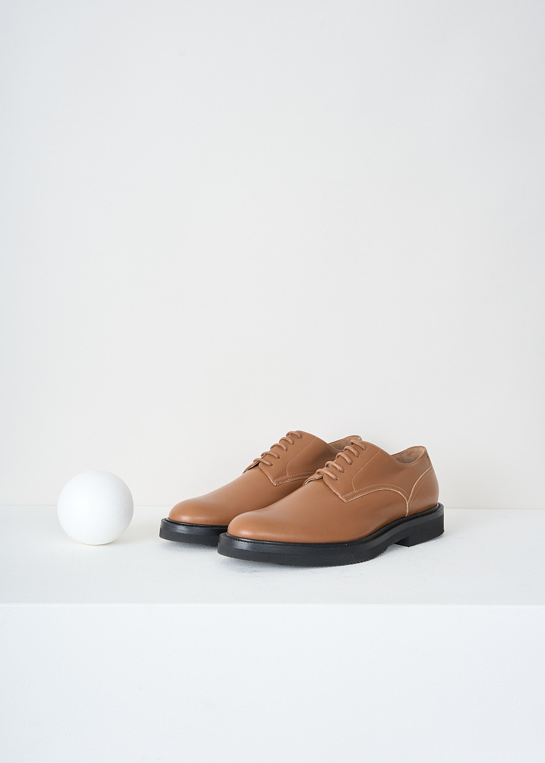 Dries van Noten, Tan derby shoes with black rubber sole, WS27_297_QU101_TAN_712, Brown, Front, These tan leather derby shoes have a round toe, a classic lace-up closing and a contrasting black sole. 


