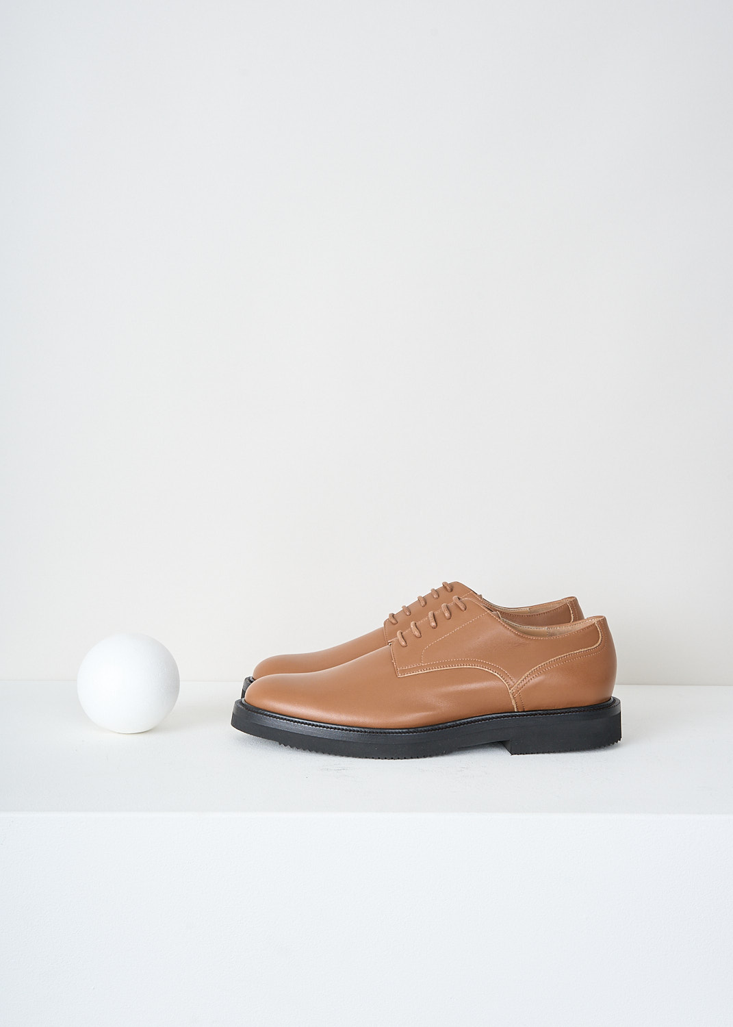 Dries van Noten, Tan derby shoes with black rubber sole, WS27_297_QU101_TAN_712, Brown, Side, These tan leather derby shoes have a round toe, a classic lace-up closing and a contrasting black sole. 



