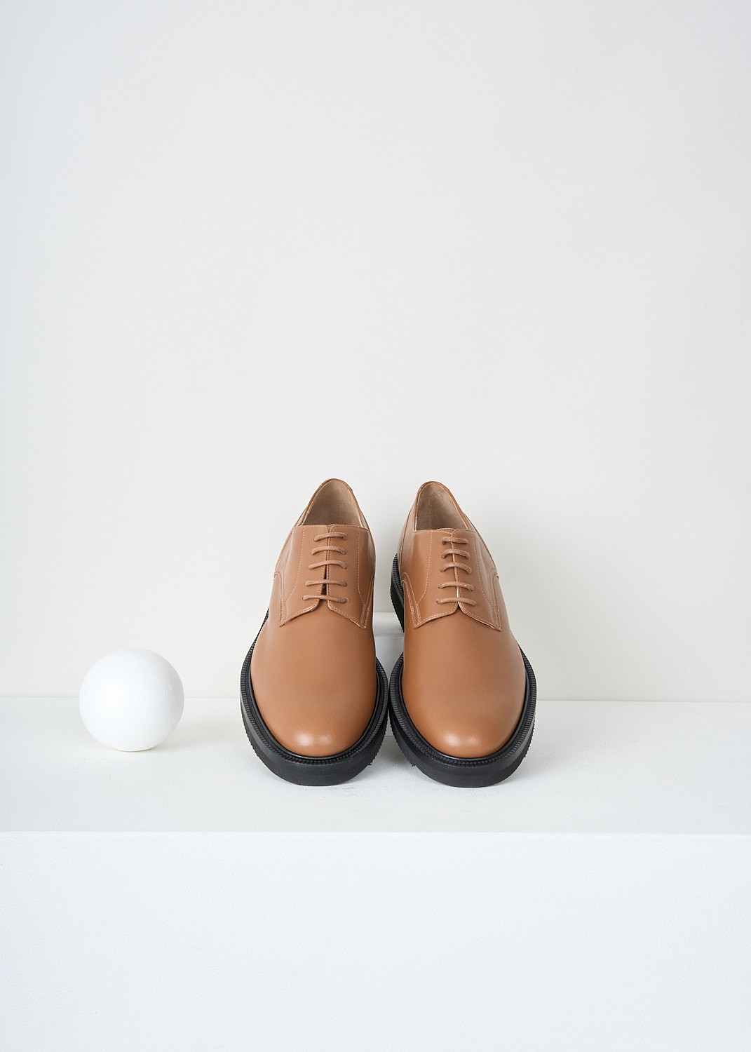 Dries van Noten, Tan derby shoes with black rubber sole, WS27_297_QU101_TAN_712, Brown, Top, These tan leather derby shoes have a round toe, a classic lace-up closing and a contrasting black sole. 


