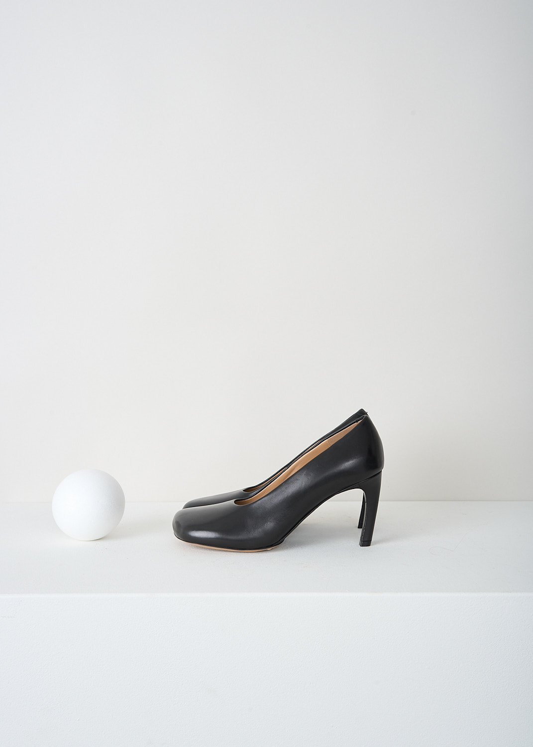 Dries van Noten, Black pumps, WW212_199_H80_QU101_BLACK_900, Black, Side, These black pumps have a square nose and a high heel that slopes slightly inwards.
