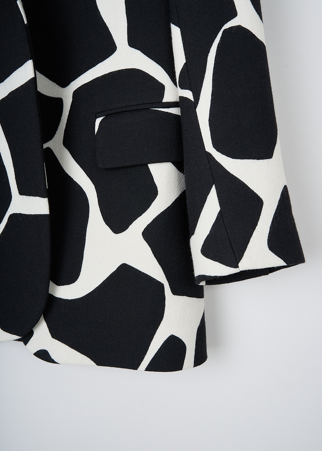 Dries van Noten, Black-and-white print jacket, BLUR_5106_WW_JACKET_BLA, Black, White, Print, Detail, This black-and-white print jacket has a notched lapel and a open front. The long sleeves have buttoned cuffs. The coat has flap welt pockets. In the back, the jacket has a centre vent.  
