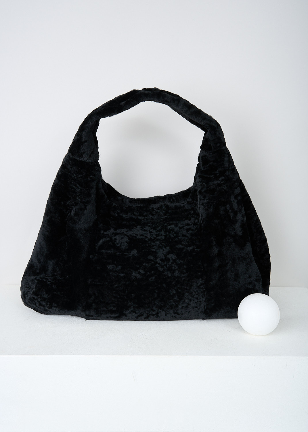 Drome, Lammy shoulder bag, DPB025P_D304B_800, Black, Back, This black lammy shoulder bag has a single shoulder handle. The magnetic closure opens up to the spacious main compartment. Inside, to one side, the bag has a zipped pocket. On the other side, the bag has two patch pockets.

