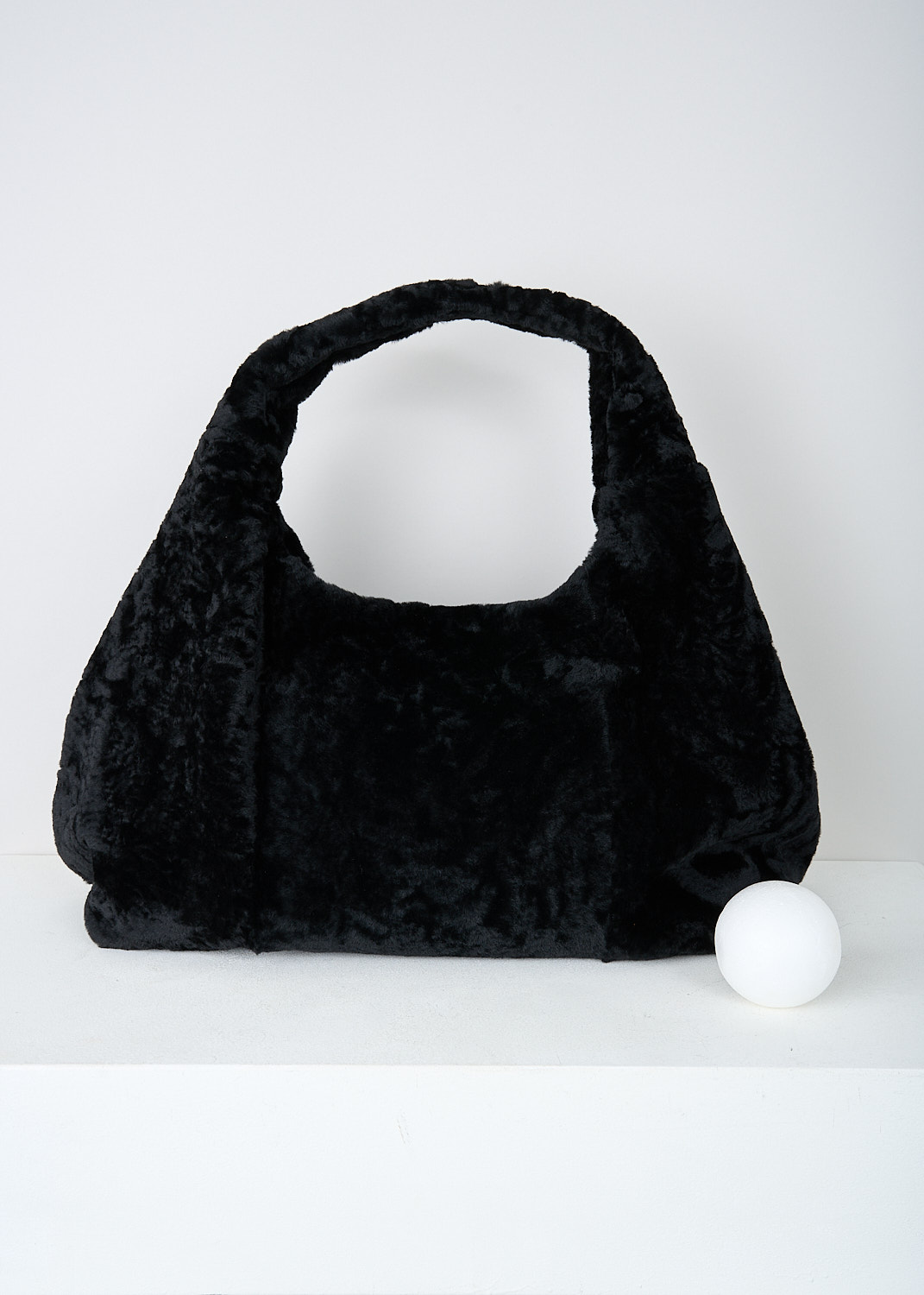 Drome, Lammy shoulder bag, DPB025P_D304B_800, Black, Front, This black lammy shoulder bag has a single shoulder handle. The magnetic closure opens up to the spacious main compartment. Inside, to one side, the bag has a zipped pocket. On the other side, the bag has two patch pockets.

