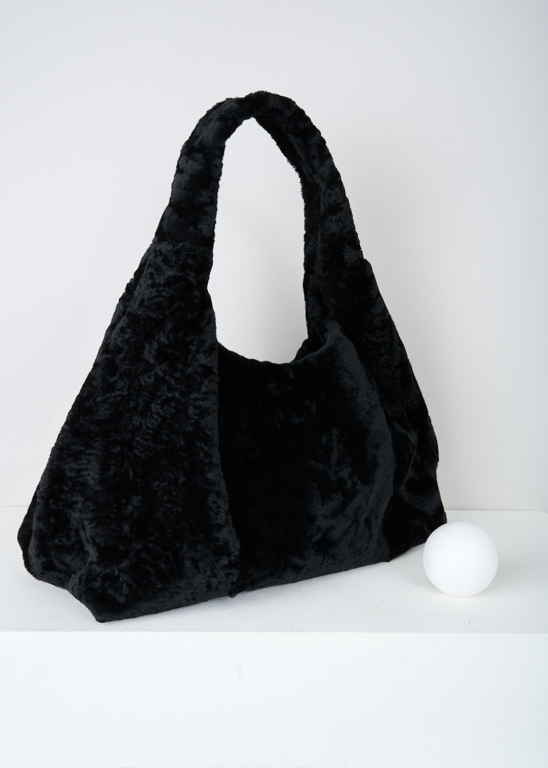 Drome, Lammy shoulder bag, DPB025P_D304B_800, Black, Side, This black lammy shoulder bag has a single shoulder handle. The magnetic closure opens up to the spacious main compartment. Inside, to one side, the bag has a zipped pocket. On the other side, the bag has two patch pockets.

