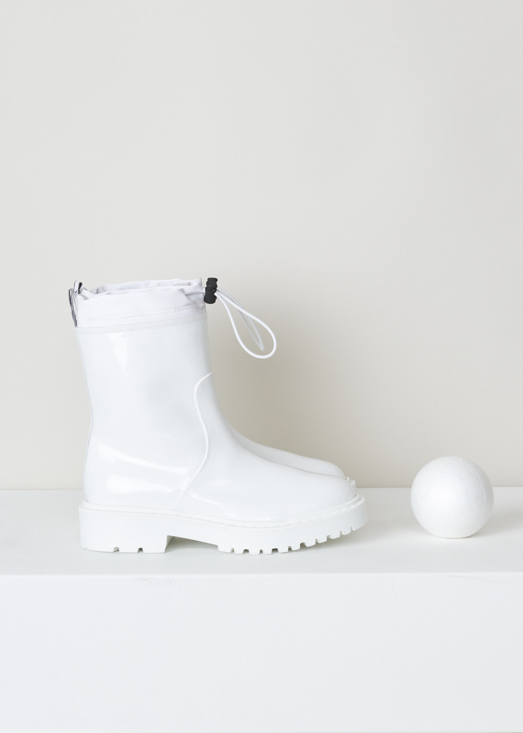 Hogan, Coated leather boots in metallic white, GYW5500DJ90P3OB001_P30_bianco, White, Side, These coated leather slip-on boots in metallic white have a cord-stop closure and a grosgrain pull-tab embroidered with the logo. These boots have a round toe. 
