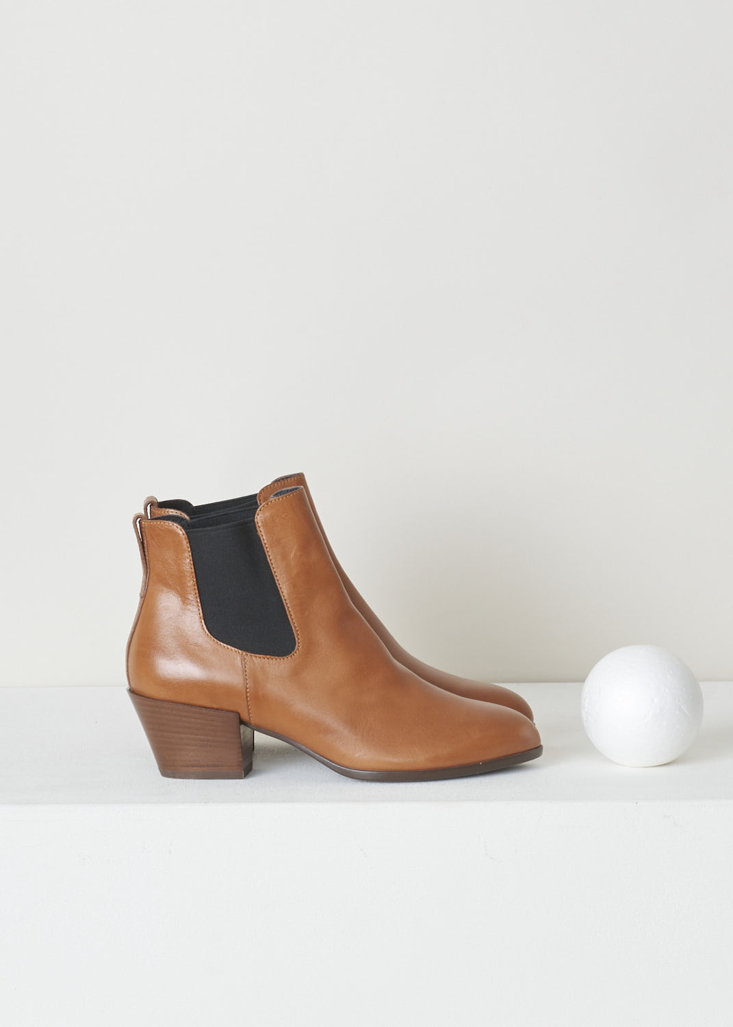 HOGAN, COGNAC CHELSEA BOOTS, HXW4740W890LEHS003, Brown, Side, Cognac colored Chelsea boots featuring a contrasting black elastic side panel and a pull tab on the back of the boot. These boots have a small heel and a pointed toe.  

Heel height: 5.5 cm / 2.1 inch
