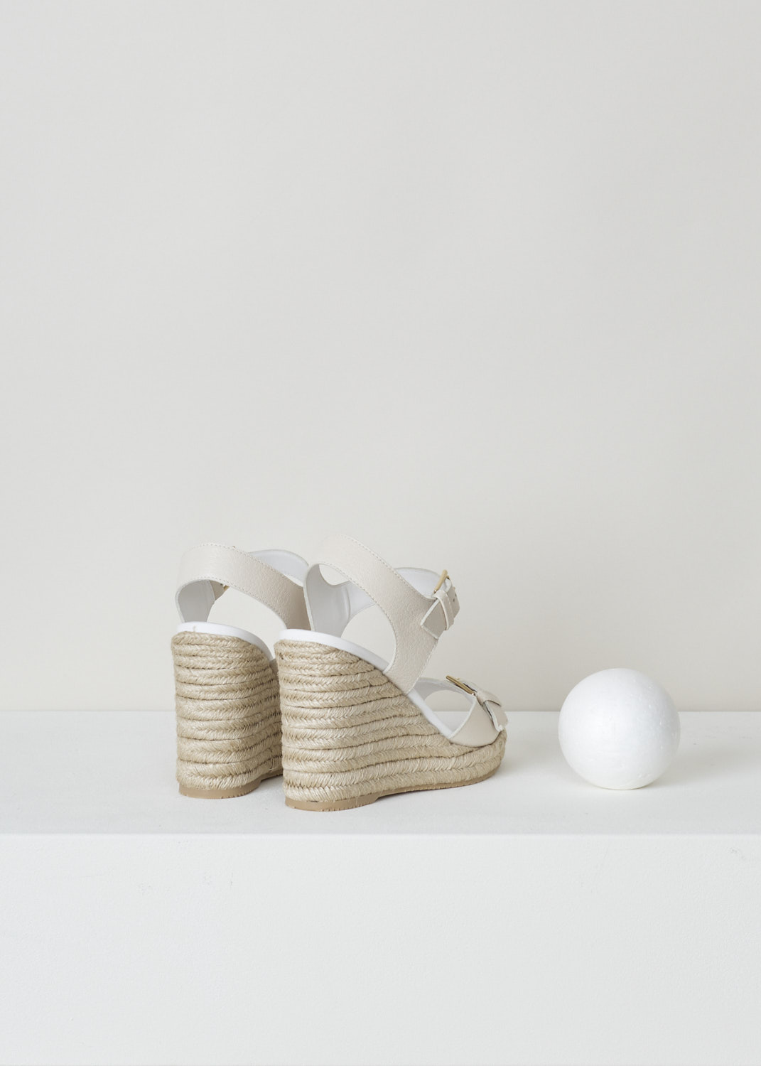 Hogan, Wedge heeled sandals in beige, HXW5580DL20P7KB018_H558_P7K, beige, back, These lovely cream coloured wedge heeled sandals fills us all with summer vibes. Featuring a single strap over the vamp with an gold-tone ornamental buckle. The ankle strap however, has a functional buckle which acts as your fastening option. 

Heel height: 11 cm / 4.3 inch. 