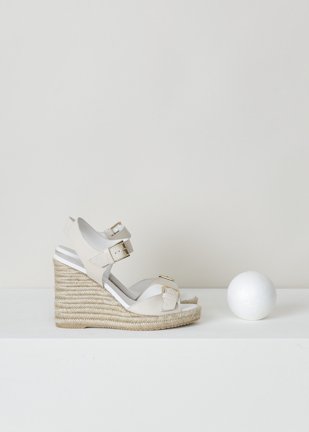 Hogan, Wedge heeled sandals in beige, HXW5580DL20P7KB018_H558_P7K, beige, side, These lovely cream coloured wedge heeled sandals fills us all with summer vibes. Featuring a single strap over the vamp with an gold-tone ornamental buckle. The ankle strap however, has a functional buckle which acts as your fastening option. 

Heel height: 11 cm / 4.3 inch. 