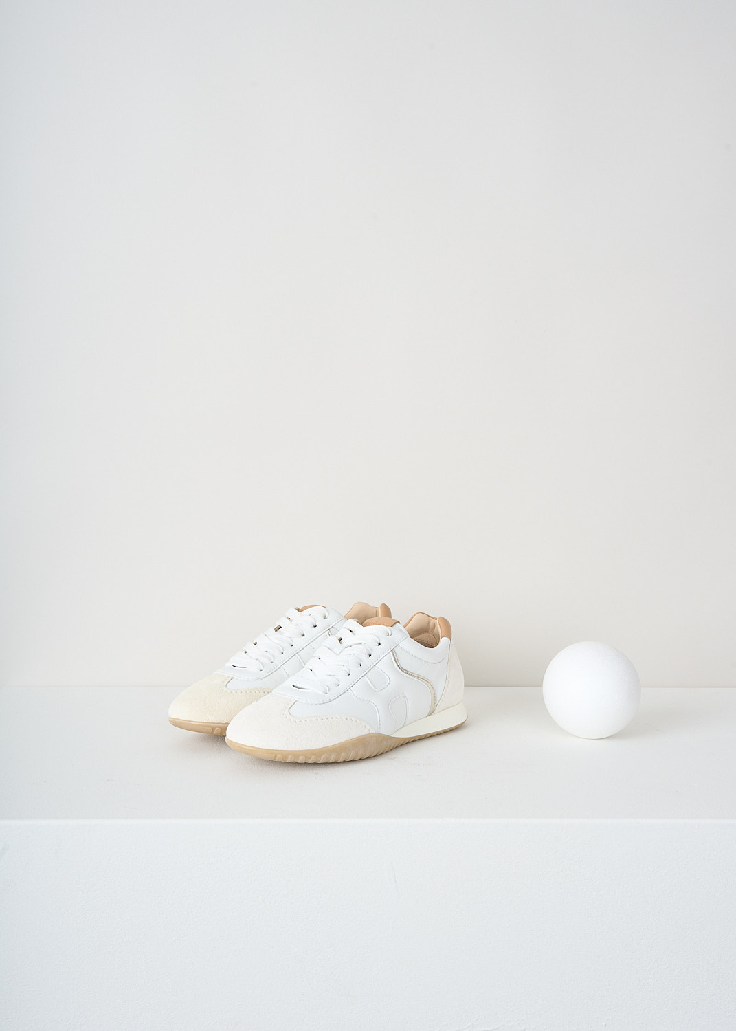 Hogan, Olympia sneakers in ecru, HXW5650D000_P00_0SRE, White, Beige, Front, These ecru Olympia sneakers feature a front lace-up fastening and a round toe. The different textured fabric inserts create a paneled look. On the sides, the brand's H logo has been incorporated in the design in beige suede.
