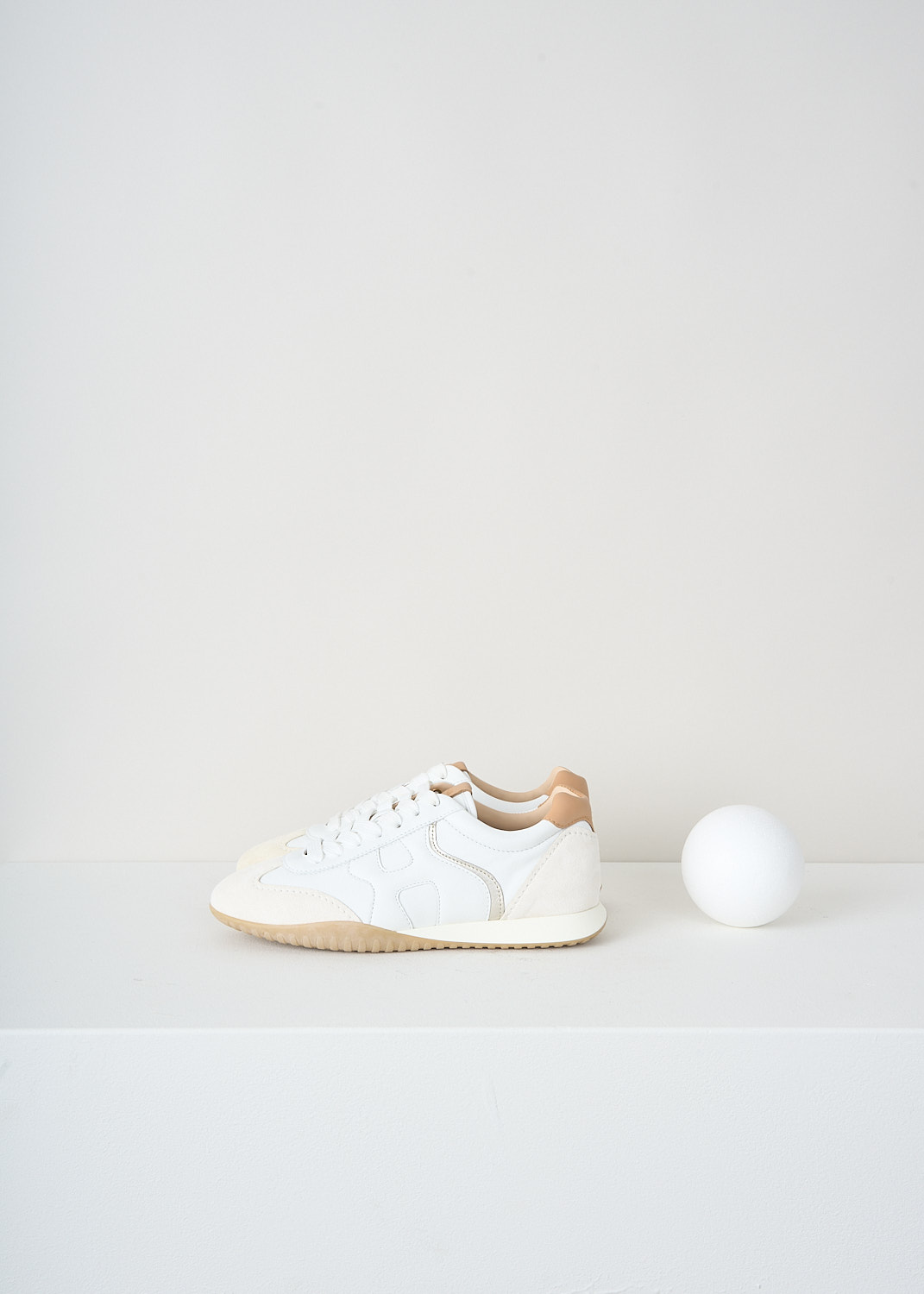 Hogan, Olympia sneakers in ecru, HXW5650D000_P00_0SRE, White, Beige, Side, These ecru Olympia sneakers feature a front lace-up fastening and a round toe. The different textured fabric inserts create a paneled look. On the sides, the brand's H logo has been incorporated in the design in beige suede.
