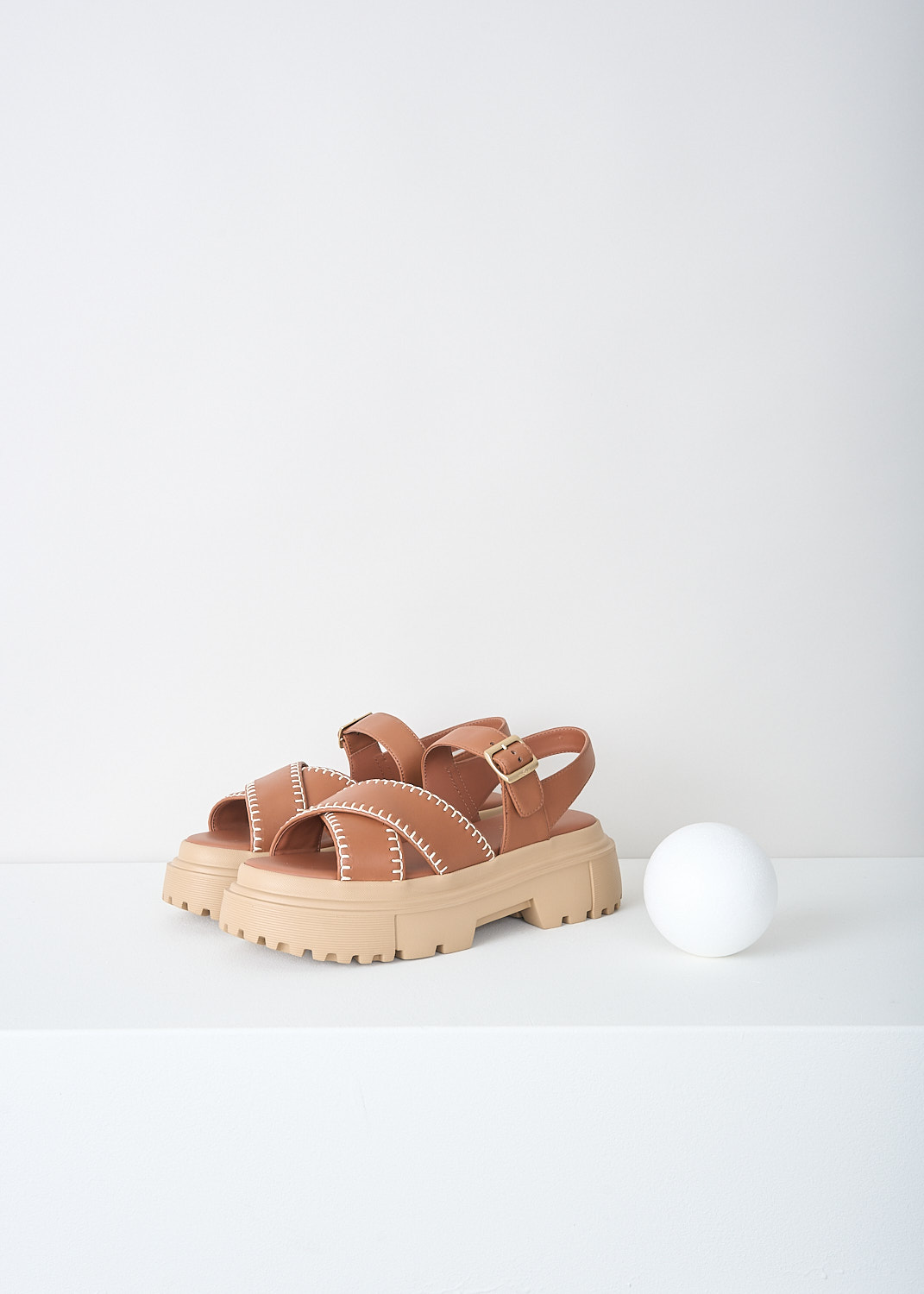 Hogan, Chunky brown sandals with contrast stitching, HXW6440FJ30_LE9_S003, Brown, Front, These chunky brown leather platform sandals have an adjustable ankle strap with a gold-tone buckle. These sandals have a broad strap across the vamp with contrasting stitching, a round open-toe and chunky ridged soles.
 
