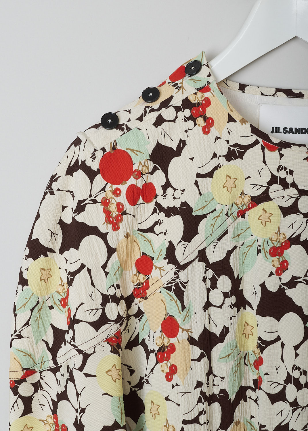 JIL SANDER, MULTICOLOR FRUIT PRINT MIDI DRESS, J01CT0010_J65010_972, Print, Red, Green, Detail, This midi dress has a multicolor fruit print. The bodice has a round neckline, three functioning buttons on the right shoulders and long sleeves. A concealed side zip functions as the closure option. The skirt flares out and has a single slanted pocket concealed in the seam.
