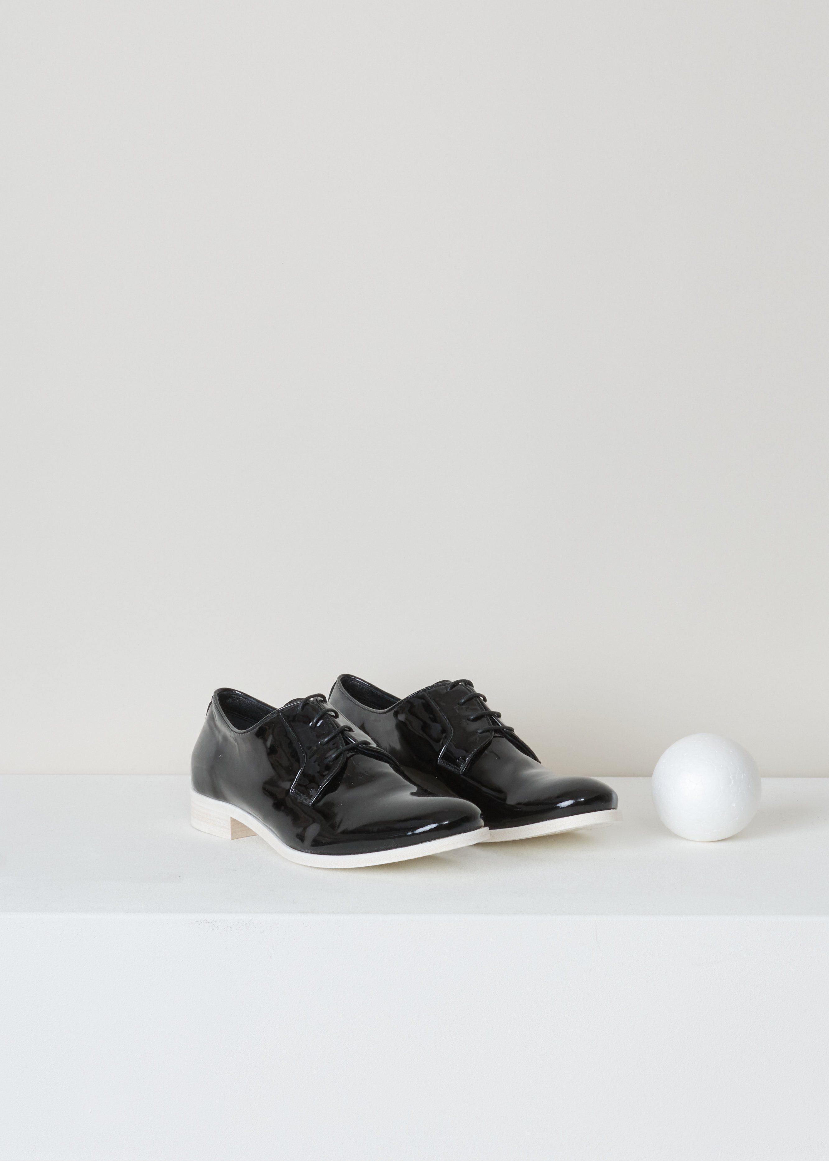 Jil Sander, Patent leather lace-up shoes, JS18361_999, Black, Front, Black patent leather lace-up shoe with a rounded toe and a white leather sole.