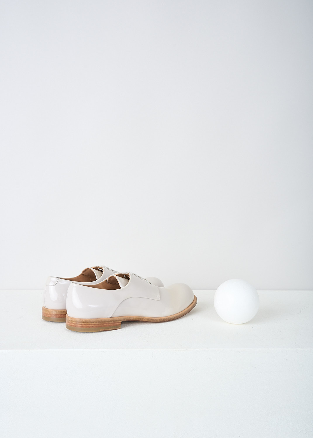 Jil Sander, Light grey patent leather lace-up shoes, JS20060_751_LIGHT_GREY, Grey, Back, These light grey patent leather derby shoes have a classic lace-up closing. These shoes have a brown sole with a small heel.
