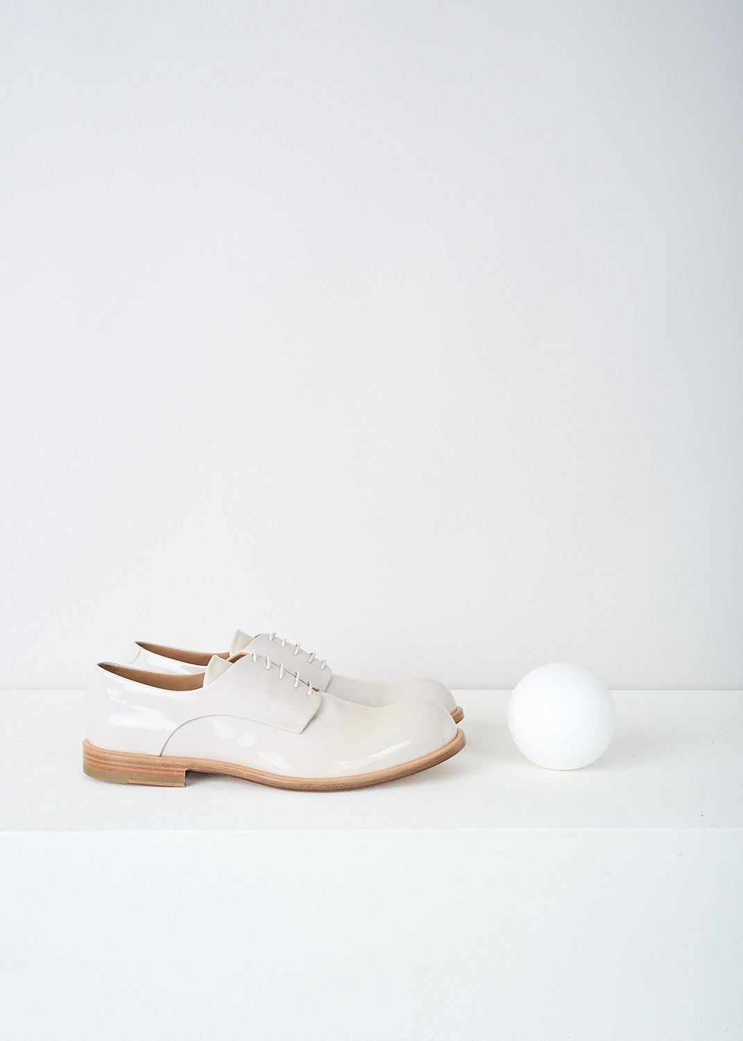 Jil Sander, Light grey patent leather lace-up shoes, JS20060_751_LIGHT_GREY, Grey, Side, These light grey patent leather derby shoes have a classic lace-up closing. These shoes have a brown sole with a small heel.
