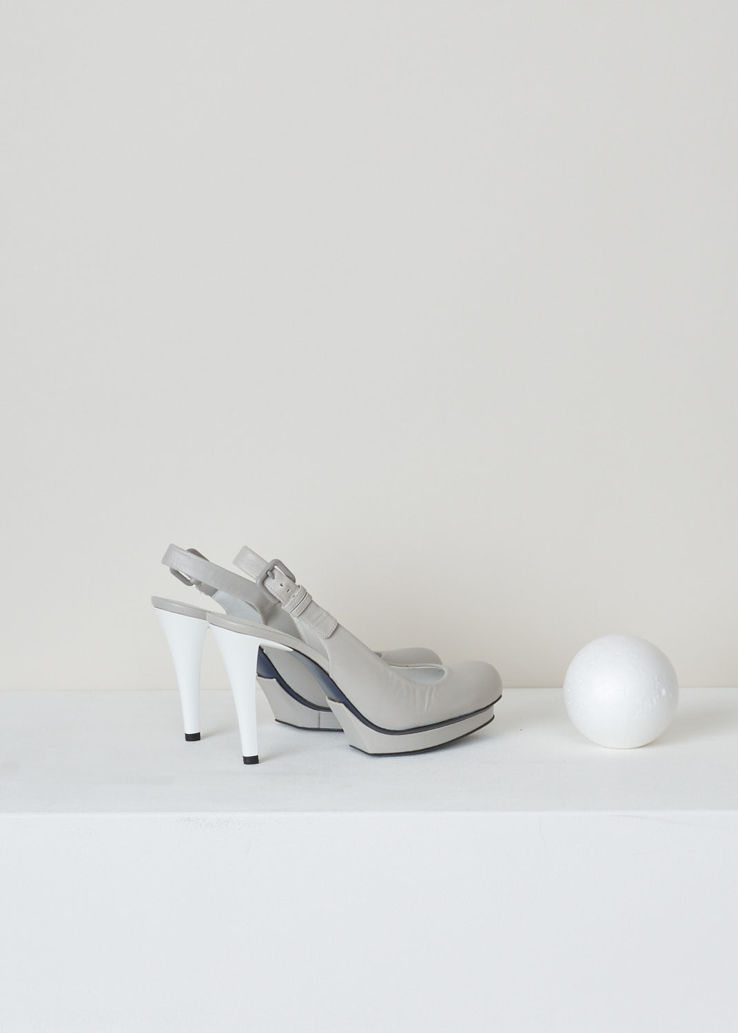Jil Sanders, Slingback platform pumps in grey, JS22026_9A2M7_talco_807_polvere, grey, back, Lovely slingbacks pumps made with a platform underneath to spice it up a bit. fastening option being the buckle on the back.

Heel Height: 9 cm / 3.5 inch.  