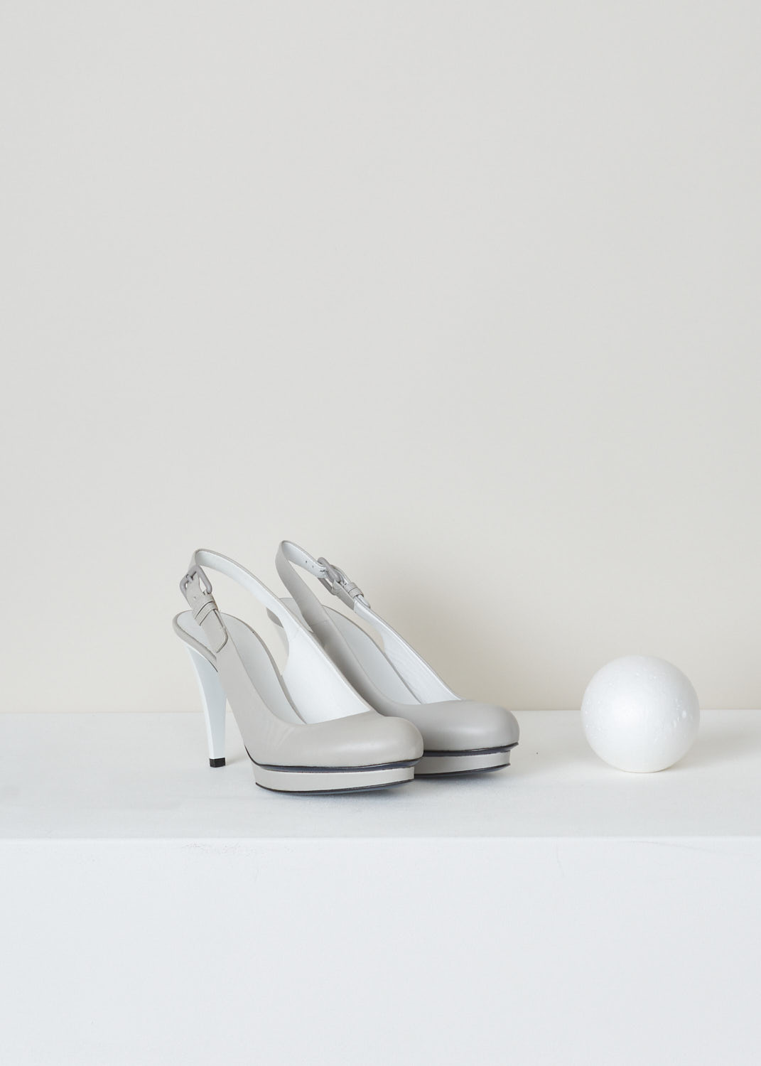 Jil Sanders, Slingback platform pumps in grey, JS22026_9A2M7_talco_807_polvere, grey, front, Lovely slingbacks pumps made with a platform underneath to spice it up a bit. fastening option being the buckle on the back.

Heel Height: 9 cm / 3.5 inch.  