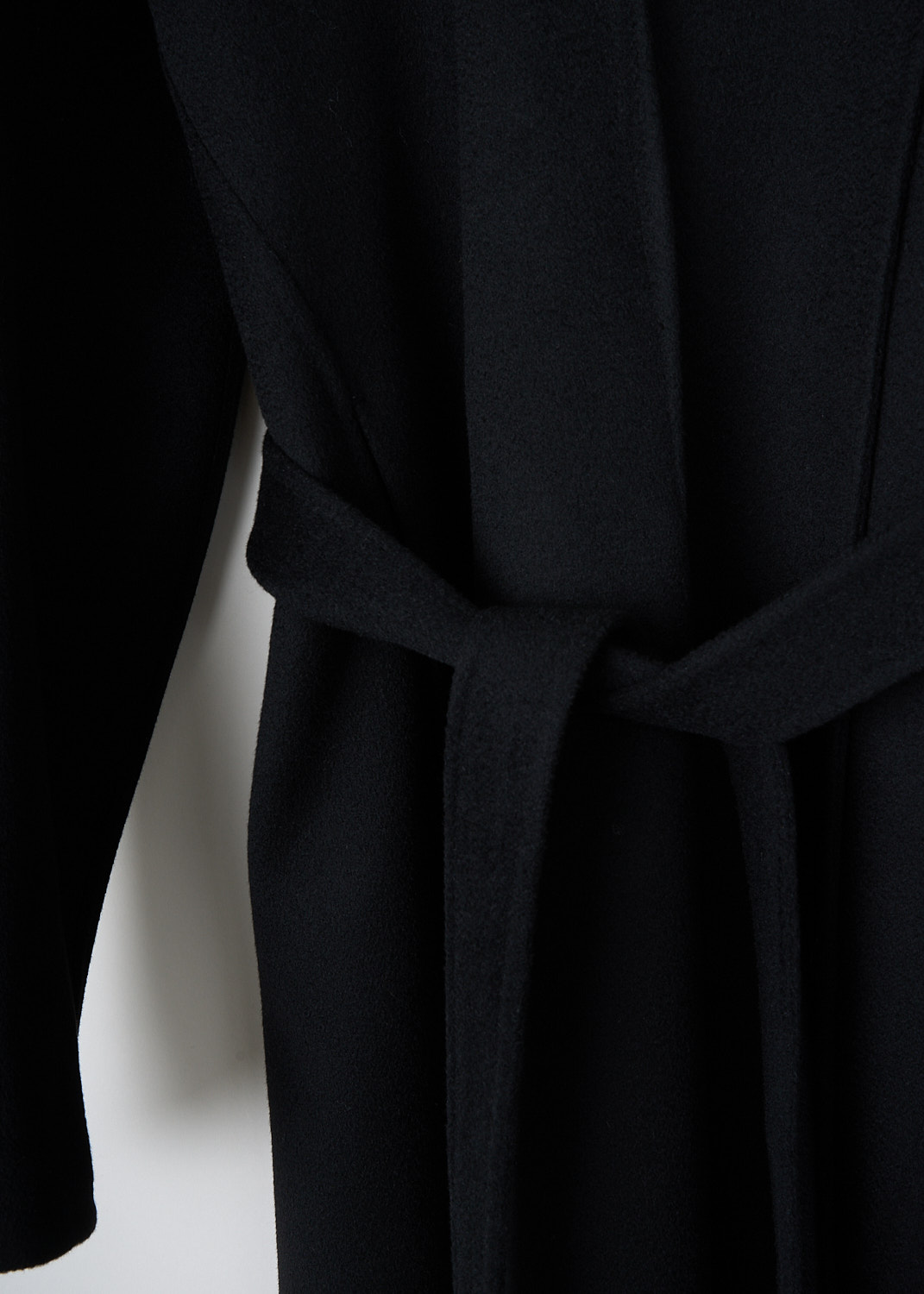 Jil Sander, Black cashmere-blend coat, WB100023_PORTUGAL_LW100284_990, Black, Detail, This black cashmere-blend coat has a bog notched lapel and a wrap closure with a single concealed button. The long sleeves have straight endings. The coat comes with a matching tie that can be used to cinch in the waist. 
