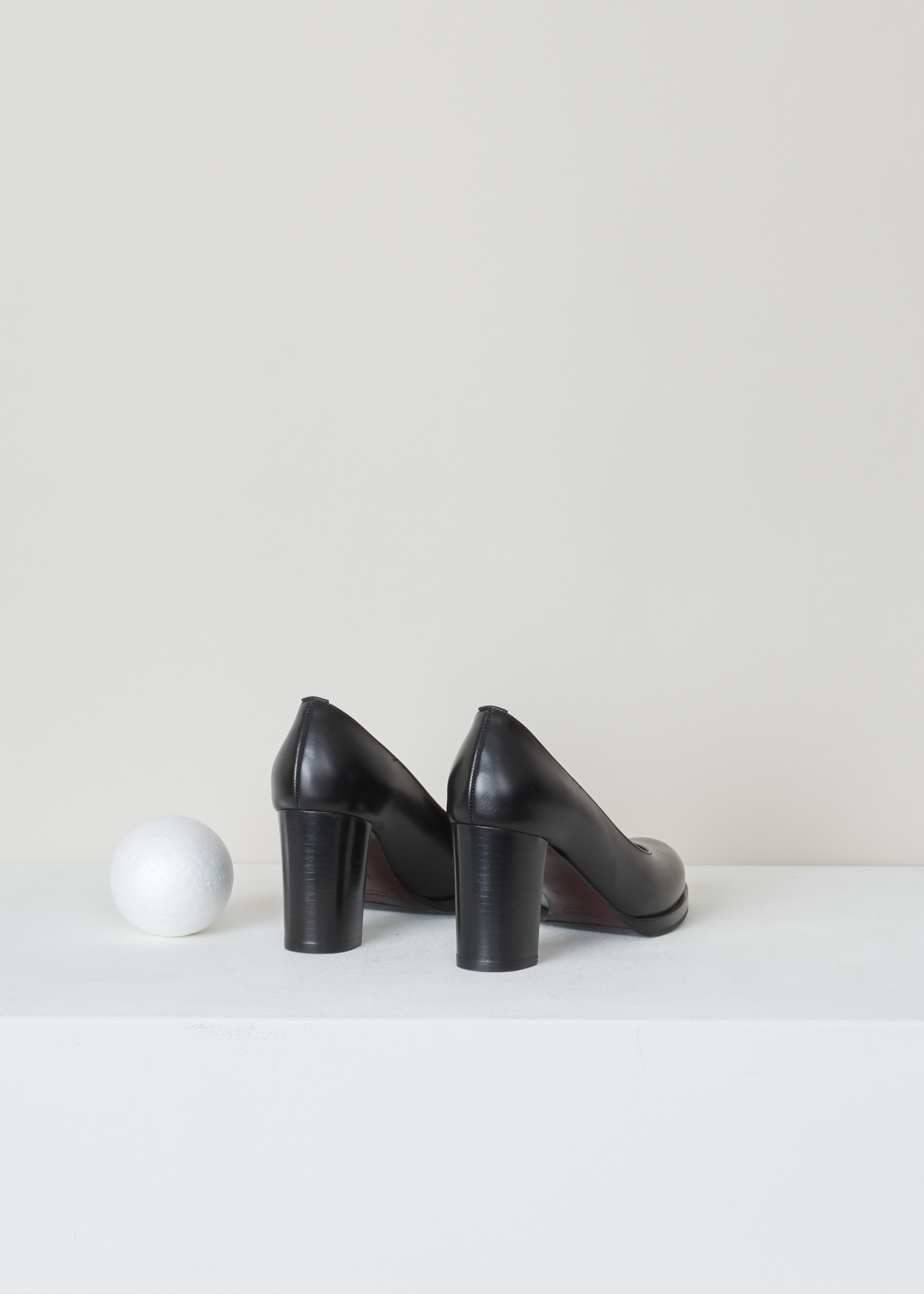 Jil Sander, Black leather pumps, JS19127_999, Black, Back, These black patent calfskin leather pumps have a round toe, a plateau sole and a block heel.