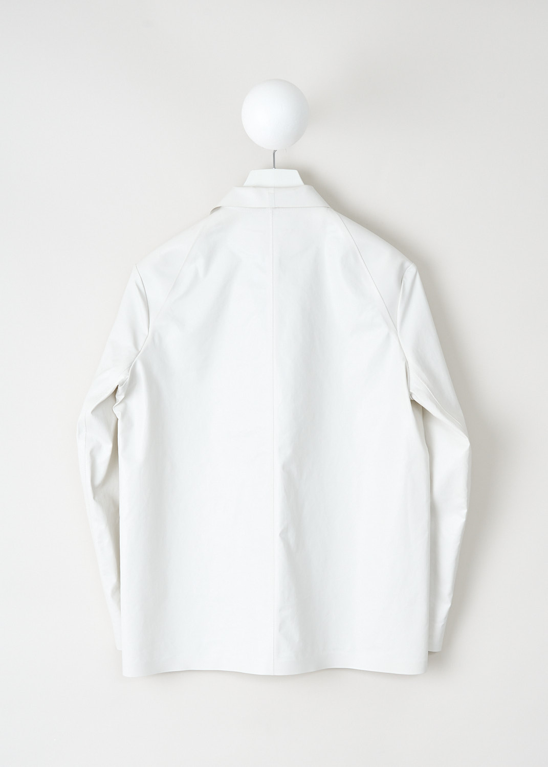Back view of Kassl oversized white jacket in oil-coated cotton with boxy silhouette, available at Kiki’s Stocksale Maastricht designer outlet.