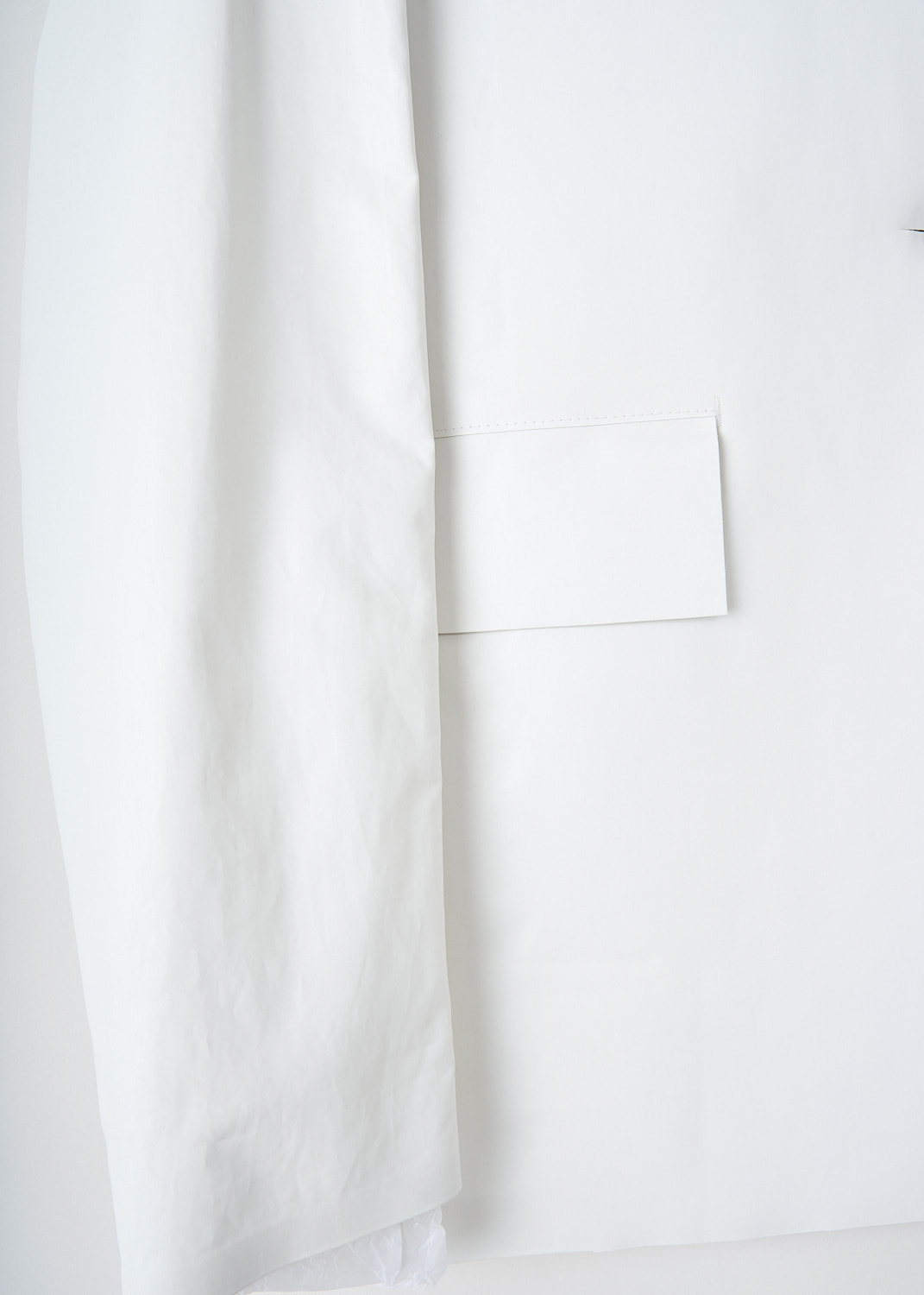 Flap pocket detail on Kassl white boxy jacket with structured tailoring, Kiki’s Stocksale Maastricht designer outlet.