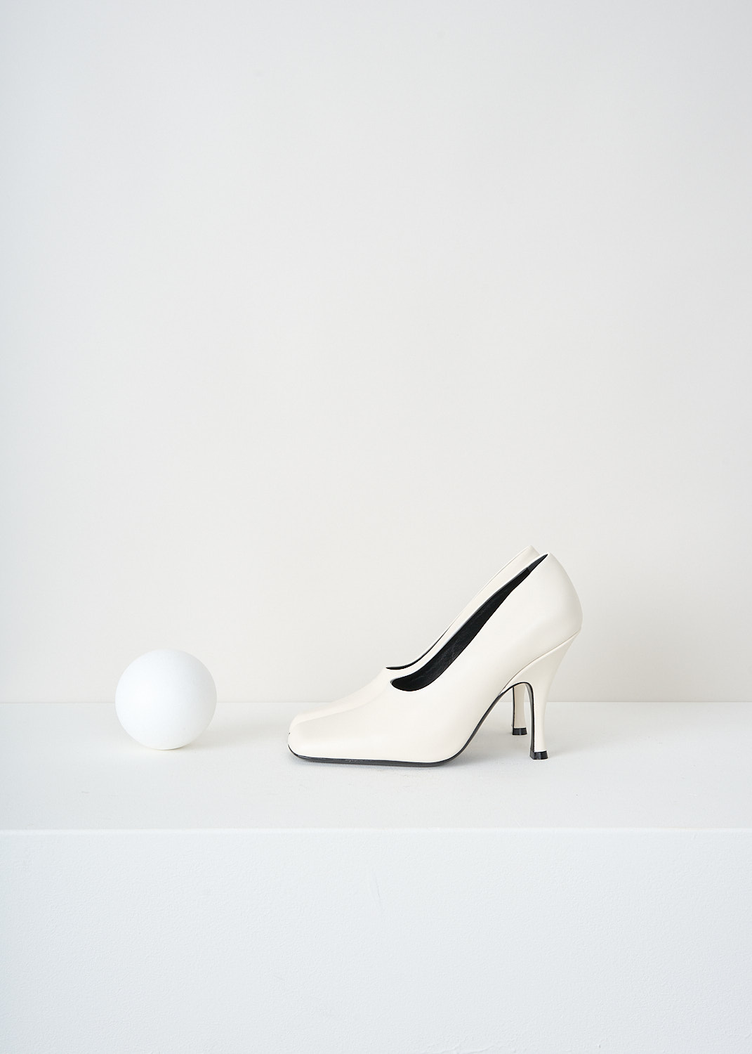 Khaite, Eva pumps in Cream, EVA_PUMP_F2036_908_103_CREAM, Beige White, Side, These Eva pump in Cream have a square nose and a high curved heel.
