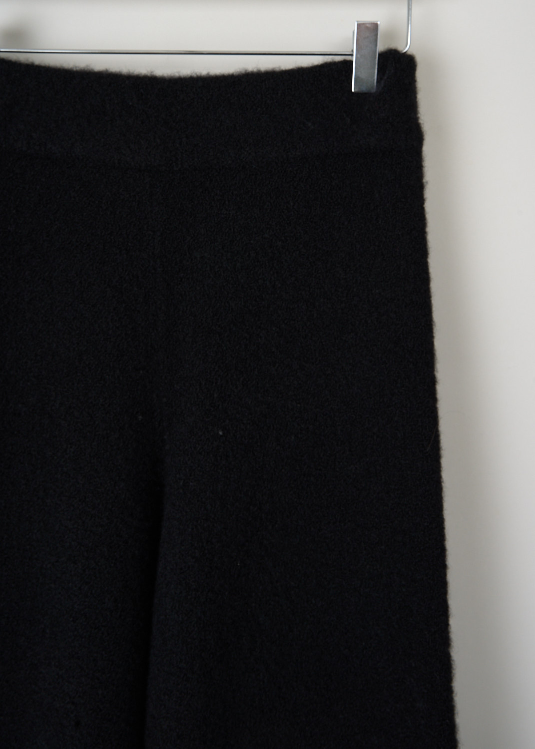 Lisa Yang Khloe Black bouclé pants featuring an elasticated waistband and soft textured finish, made from a luxurious cashmere-nylon blend, premium designer fashion at Kiki Niesten Maastricht