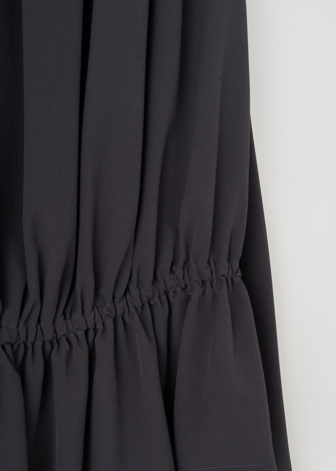 Marie Adam-Leenardt, Beach cabin top in Grey, BEACH_CABINE_TOP_A5010_8000_GREY, Grey, Detail, This Beach cabin top in Grey has a round neckline with a drawstring closure is the back that can be used to cinch in the neckline. The top has long bell sleeves. The top has a gathered hem hem with a flowy finish.
