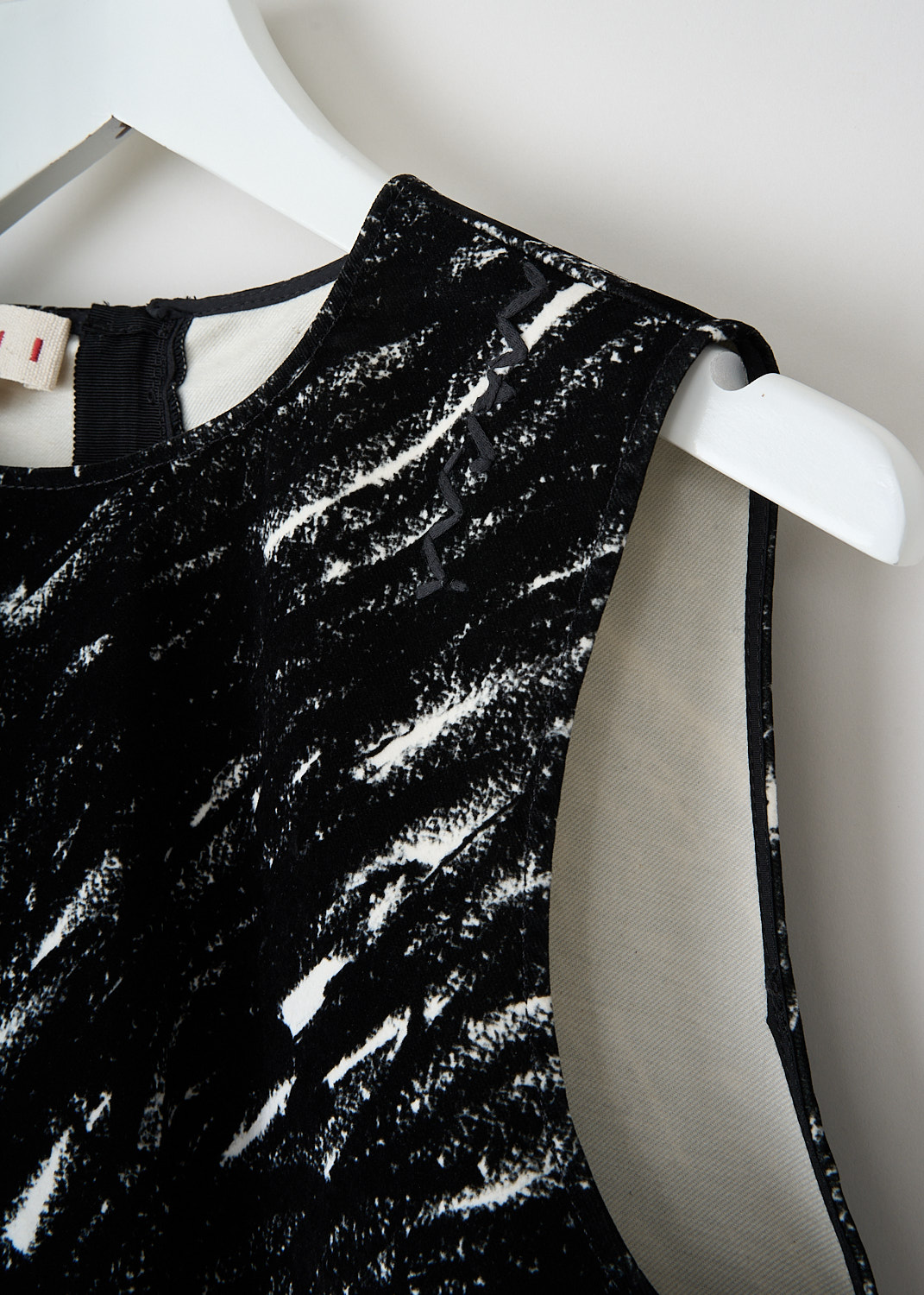 Marni, Black-and-white A-line mini dress, ABJD1344S0_UTC432_CRN99, Black, White, Print, Detail, This black-and-white sleeveless A-line mini dress has a round neckline and an A-line silhouette. In the back, a concealed centre zip functions as the closure.

