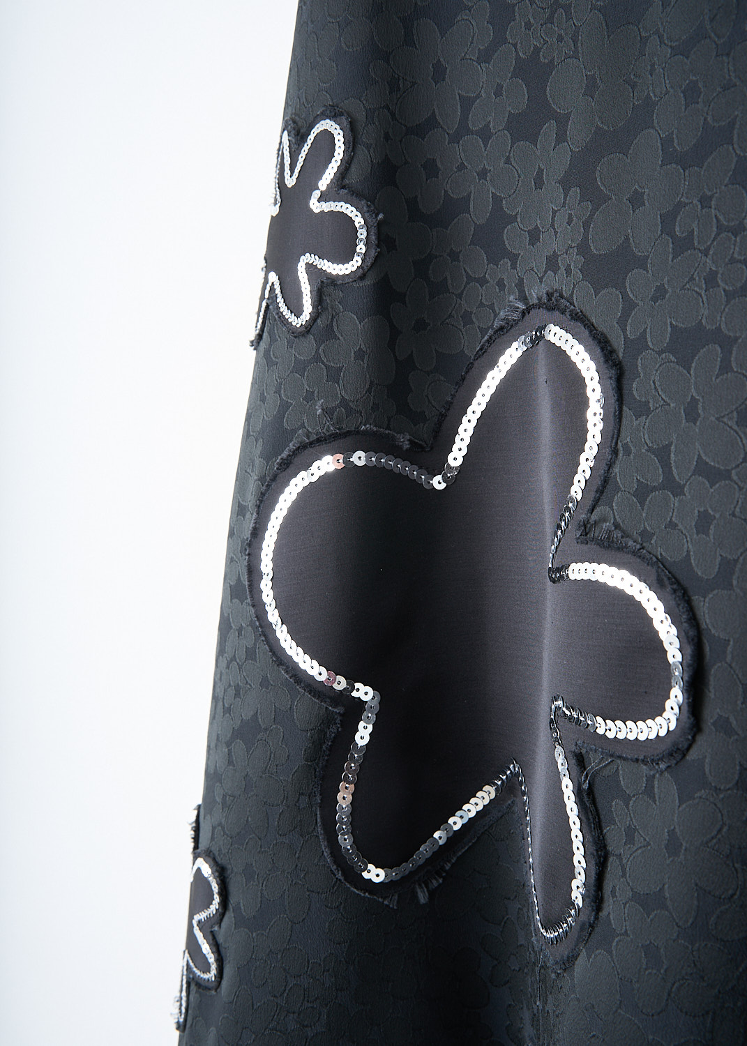 Marni, Mini dress with sequin-trim floral print, ABMA1397UX_USR008_00N99, Black, Print, Silver, Detail, This black sleeveless mini dress has a V-neckline. The dress has big flowers on it that have silver sequin trims.
