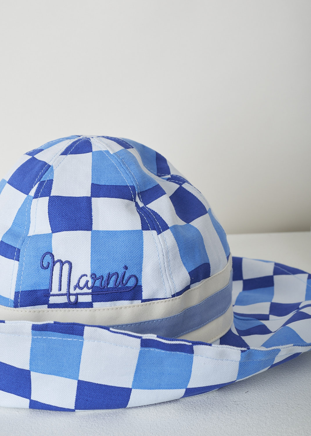 MARNI, BLUE CHECKERED BUCKET HAT, CLMC0039QX_UTC138_IDB19, Print, Blue, Detail, This blue checkered bucket hat has a broad blue and white striped band above the brim. The brand's lettering can be found embroidered on the front. 

circumference: 60 cm / 23.6 inch

