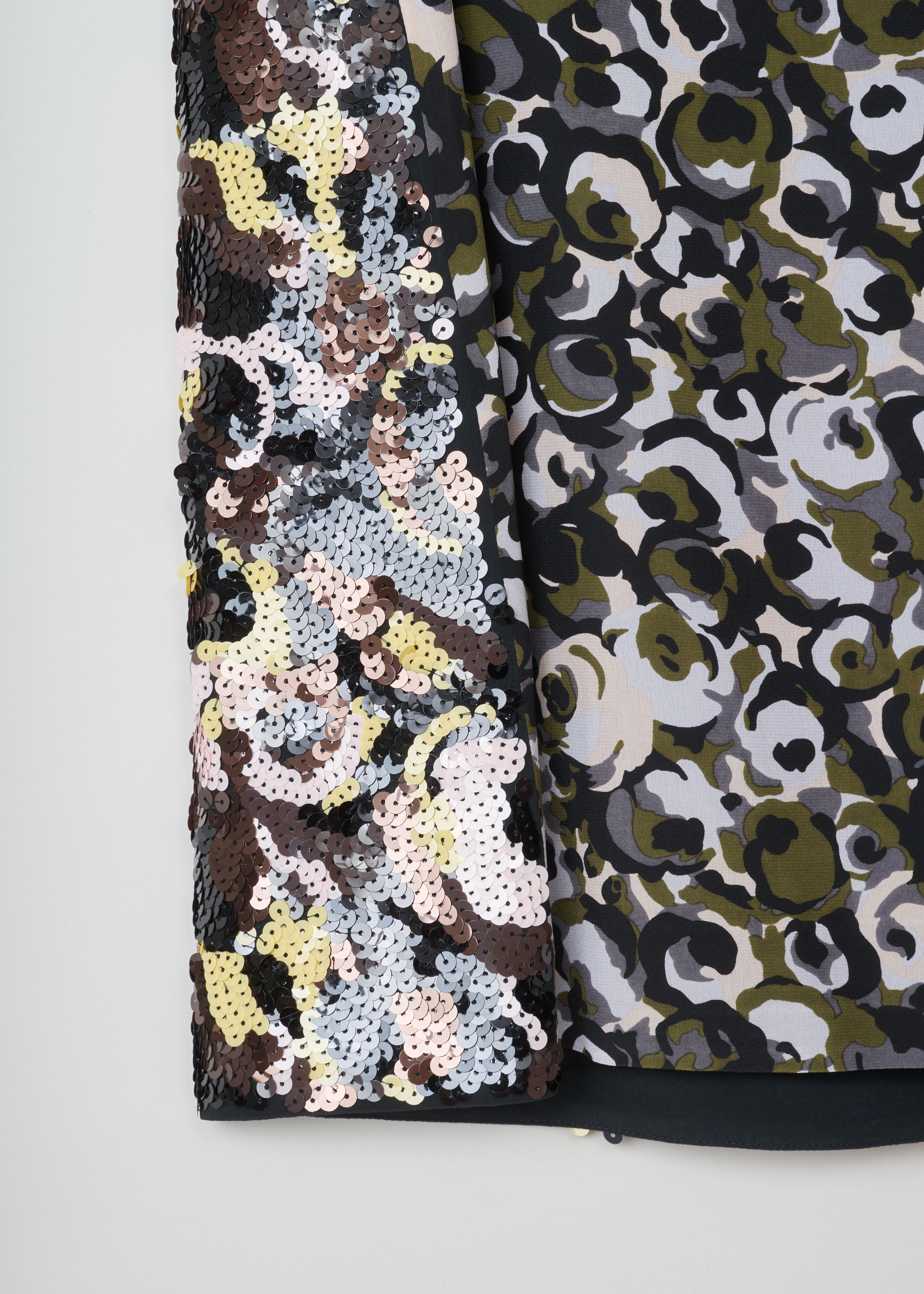 Marni Sequin midi skirt G0MA0047SI_TSE95_Y5026 lawngreen black detail. Midi wrap skirt with sequin embellishments on the front, a straight silhouette, a black waistband with black wrap ropes and an invisible zipper fastening.