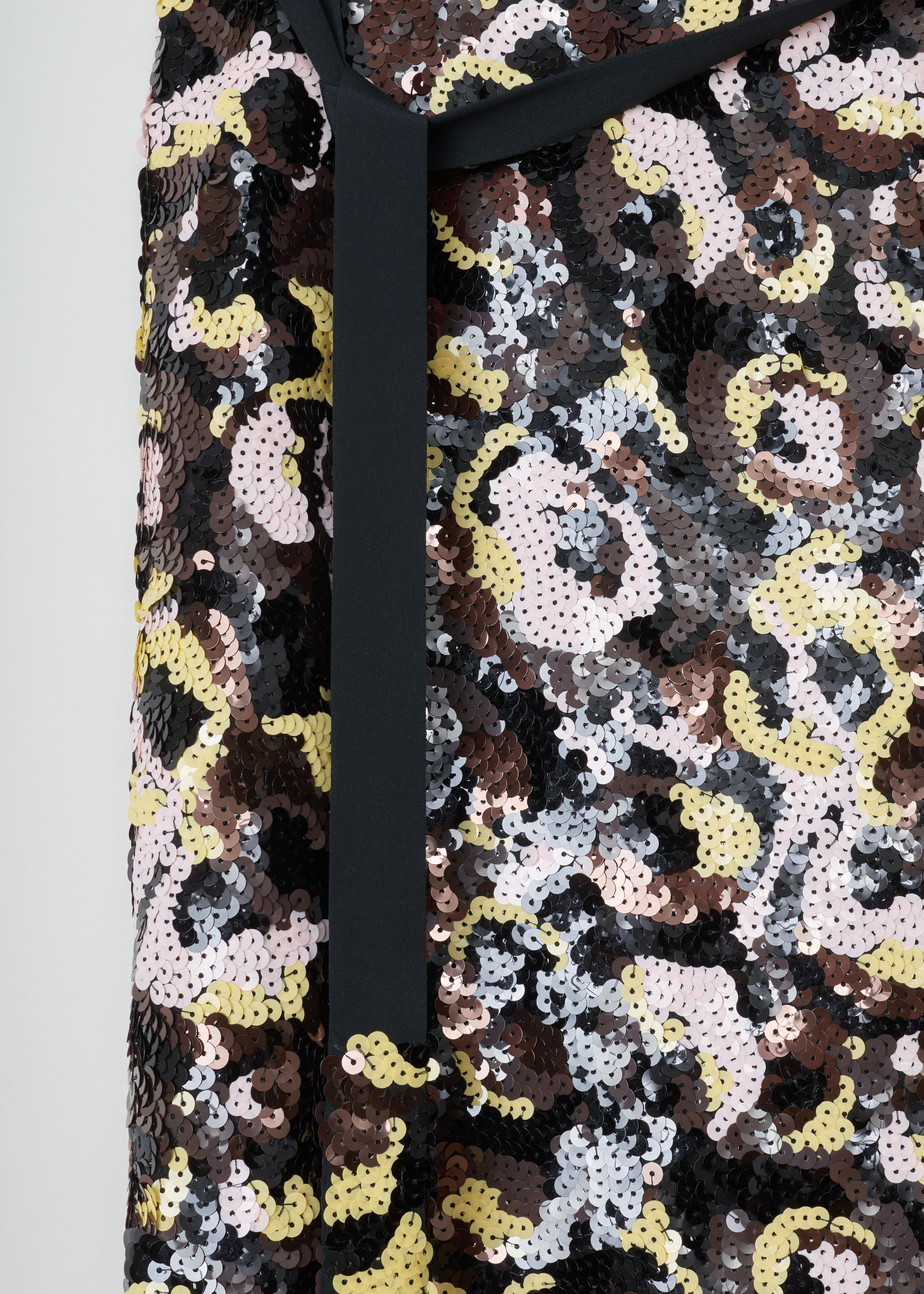 Marni Sequin midi skirt G0MA0047SI_TSE95_Y5026 lawngreen black detail. Midi wrap skirt with sequin embellishments on the front, a straight silhouette, a black waistband with black wrap ropes and an invisible zipper fastening.