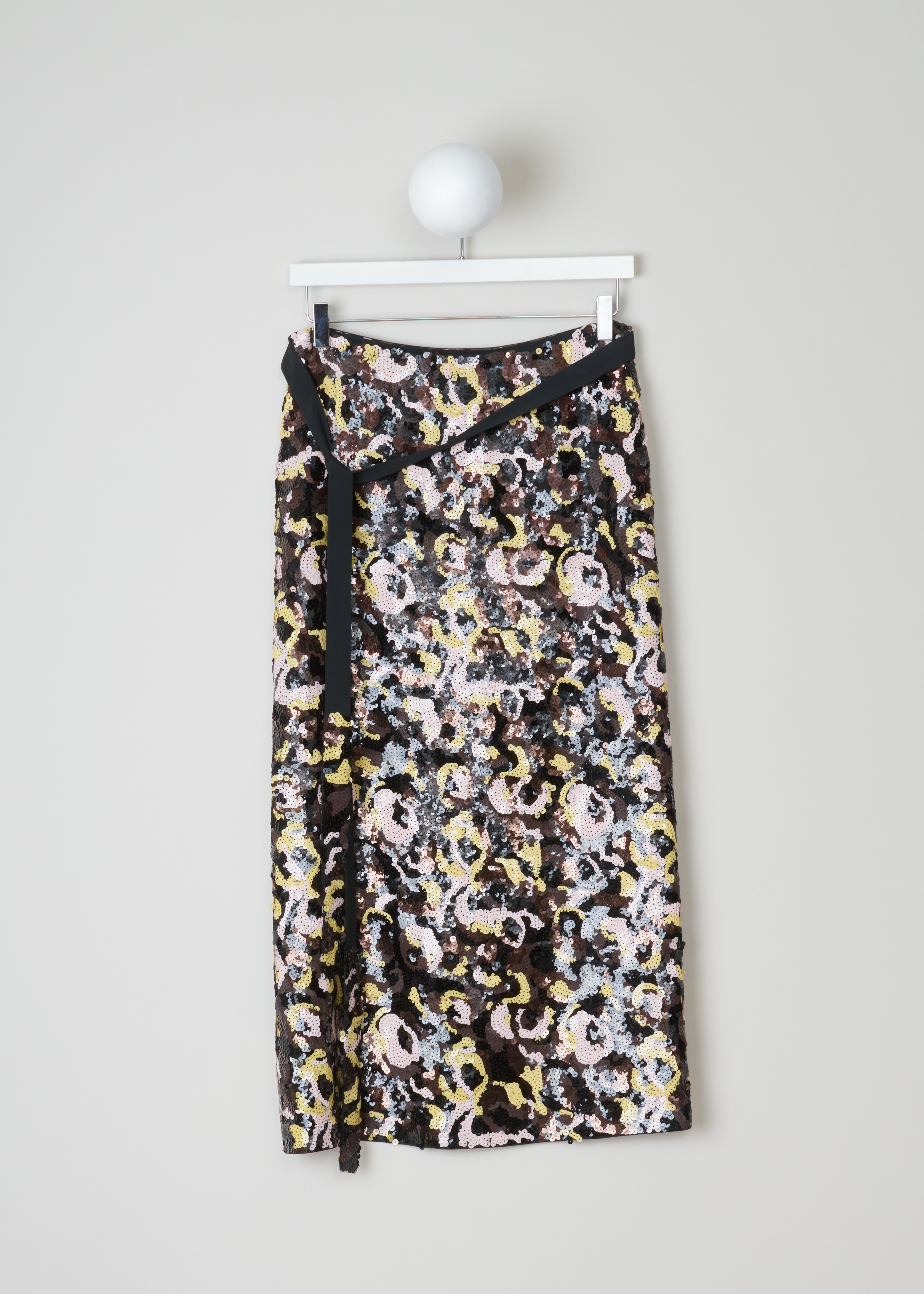 Marni Sequin midi skirt G0MA0047SI_TSE95_Y5026 lawngreen black front. Midi wrap skirt with sequin embellishments on the front, a straight silhouette, a black waistband with black wrap ropes and an invisible zipper fastening.