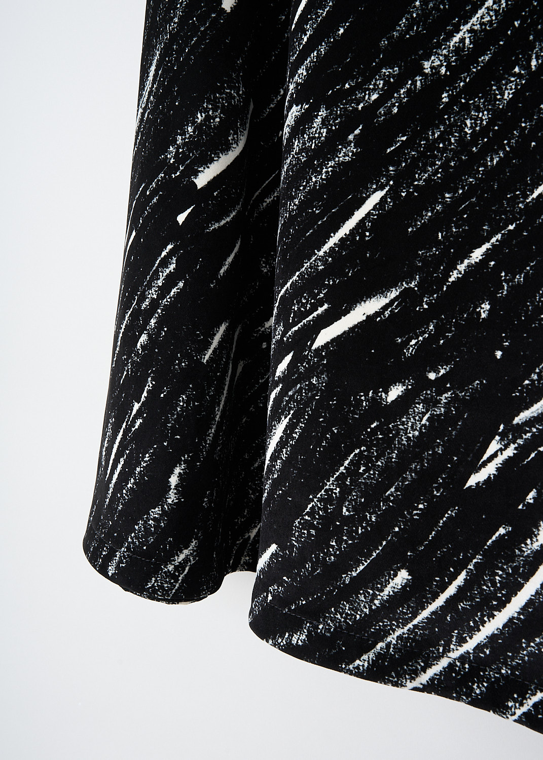 Marni, Black-and-white print A-line skirt, GOJD0679S0_UTC432_CRN99, Black, White, Print, Detail, This black-and-white print flocked cotton-blend skirt has a concealed centre zip in the back. The skirt is high-waisted and has an A-line silhouette.
