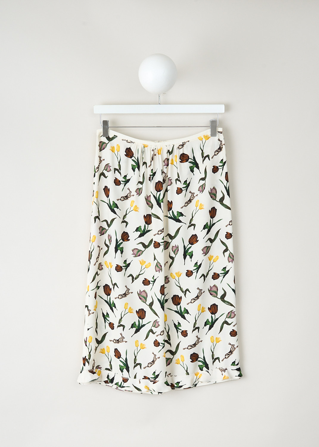 Marni white midi skirt with tulips and hares print and ruffled hem, available at Kiki's Stocksale designer outlet Maastricht.