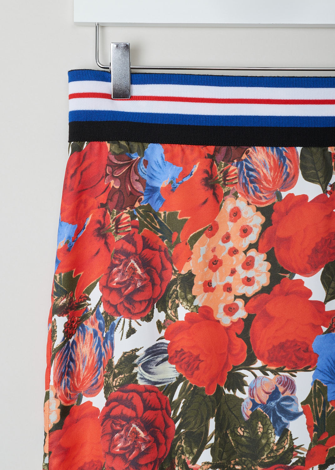 MARNI, PENCIL SKIRT ADORNED WITH A RED FLORAL MOTIF, GOMAP26LO0_TV677_DUR66, Red, Print, Detail, This pencil skirt comes decorated with a cheerful floral print in reds and blues. Made with a broad elastic waistband for maximum comfort. The fastening option here comes in the form of a concealed zipper and is found on the back. Also found on the back is the split, going up a third of the way. 