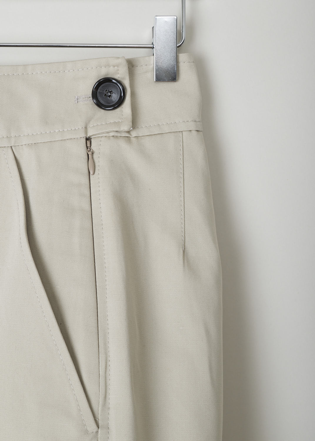 MARNI, BEIGE HIGH WAISTED SAFARI SHORTS, PAMA0151A0_TCZ35_00W20, Beige, Detail, These fun high waisted safari shorts have a broad waistband. The closure option on the model is a concealed zipper on the side, as well as a single black button. On either side, a slanted pocket can be found. A single welt pocket with button can be found in the back. These shorts have a folded over hem.

