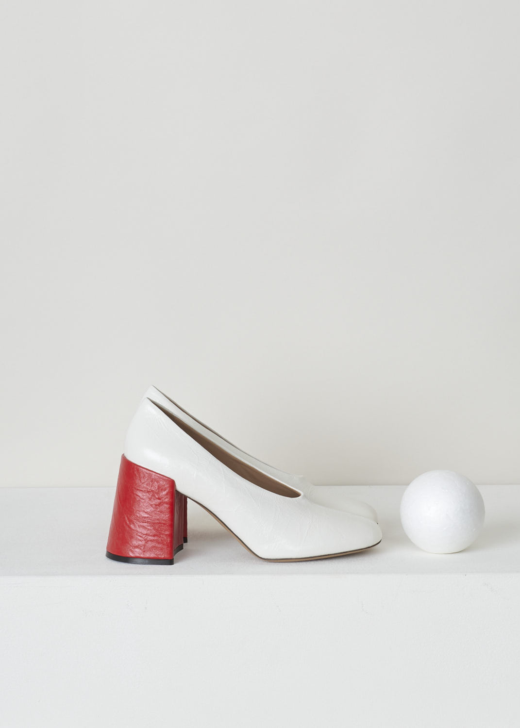 MARNI, WHITE PUMP WITH CONTRASTING RED HEEL, PUMS001609_LV801_00W01, White, Red, Side, These white pumps have a round nose with a decorative seam and a contrasting red block heel. What sets these pumps apart is the crinkled finish throughout the shoe.

Heel height: 9.5 cm / 3.7 inch
