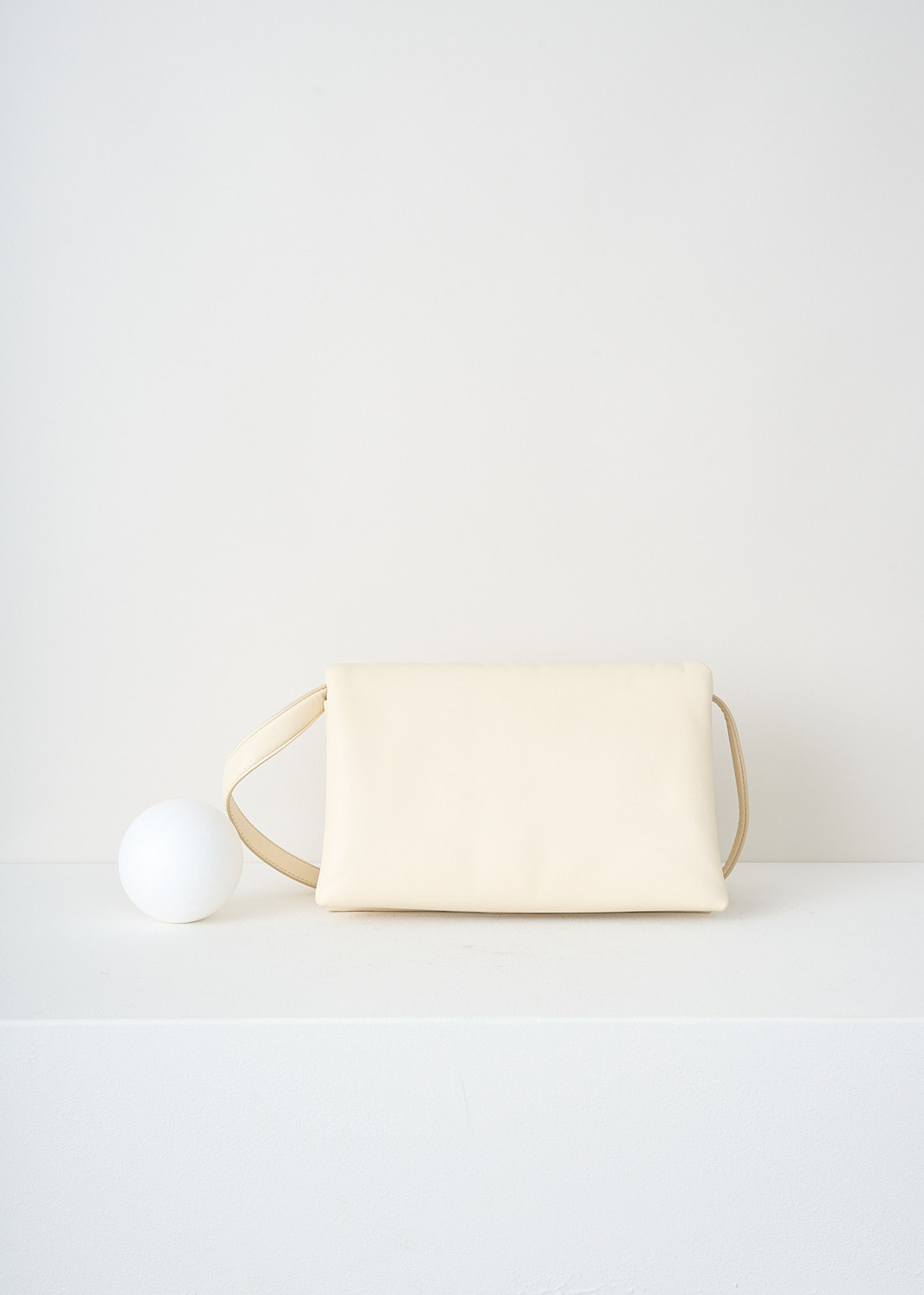 Marni, White medium prisma bag, SBMP0139UO_P5298_00W06, White, Beige, Front, This white medium Prisma bag is made with padded leather and has h an adjustable and detachable shoulder strap. The front flap closure opens up to the main compartment. The bag has a internal zip pocket and is lined with cotton. On the back, the brand's logo can be found in gold-tone lettering. 

