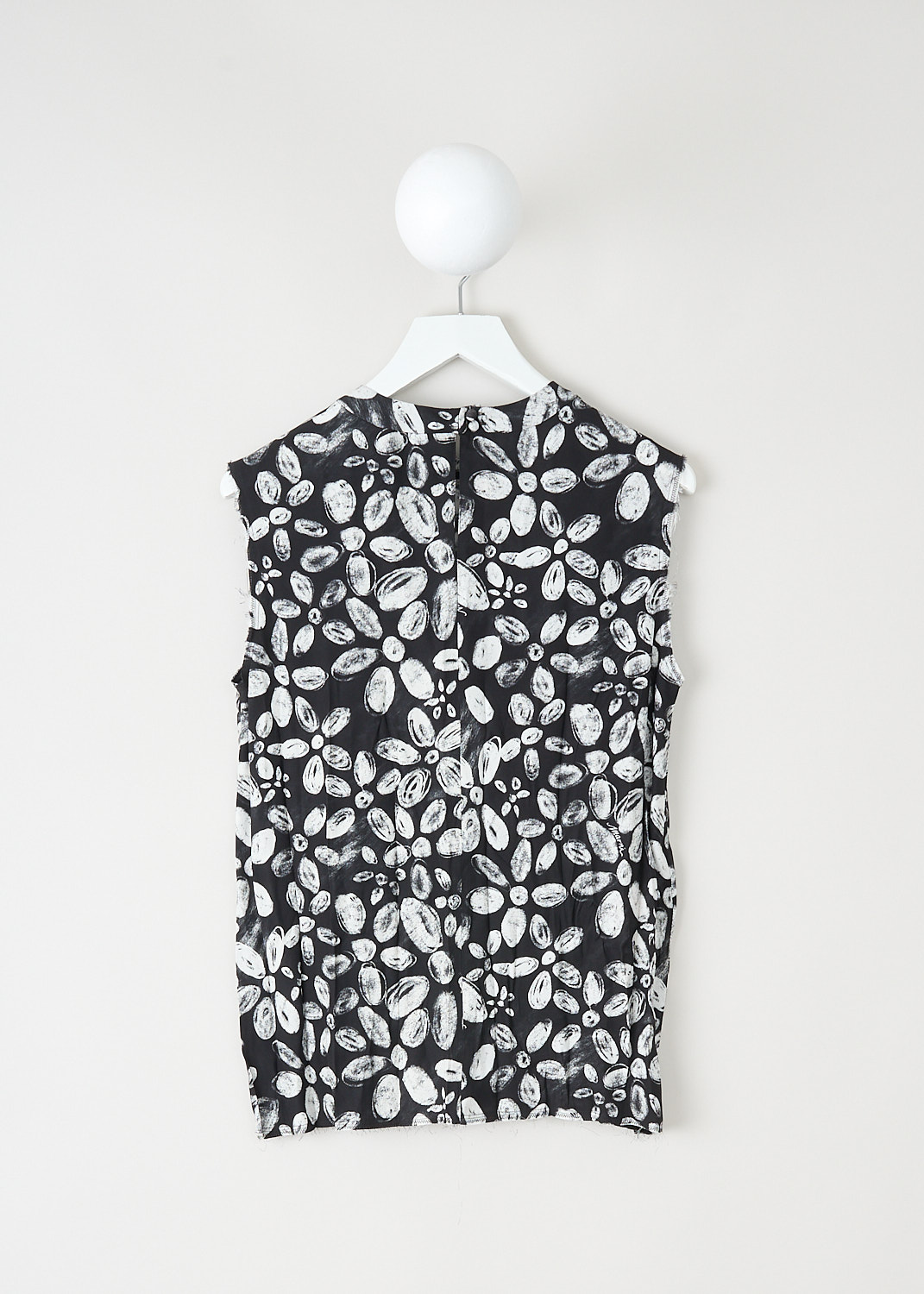 Marni, Black-and-white floral top, TTMA0348A0_UTVA35_BLN99, Black, White, Print, Back, This sleeveless black-and-white floral top has a round neckline. The hems have a slightly distressed finish. In the back, a concealed zip functions as the closure.
