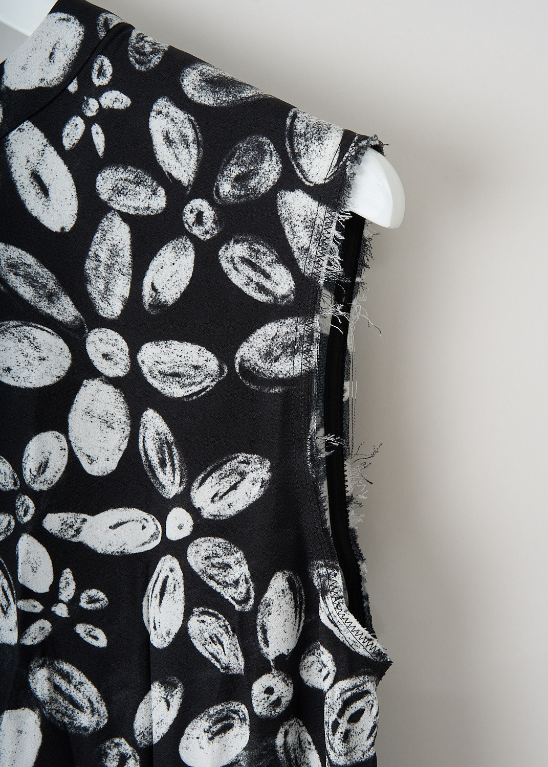 Marni, Black-and-white floral top, TTMA0348A0_UTVA35_BLN99, Black, White, Print, Detail, This sleeveless black-and-white floral top has a round neckline. The hems have a slightly distressed finish. In the back, a concealed zip functions as the closure.
