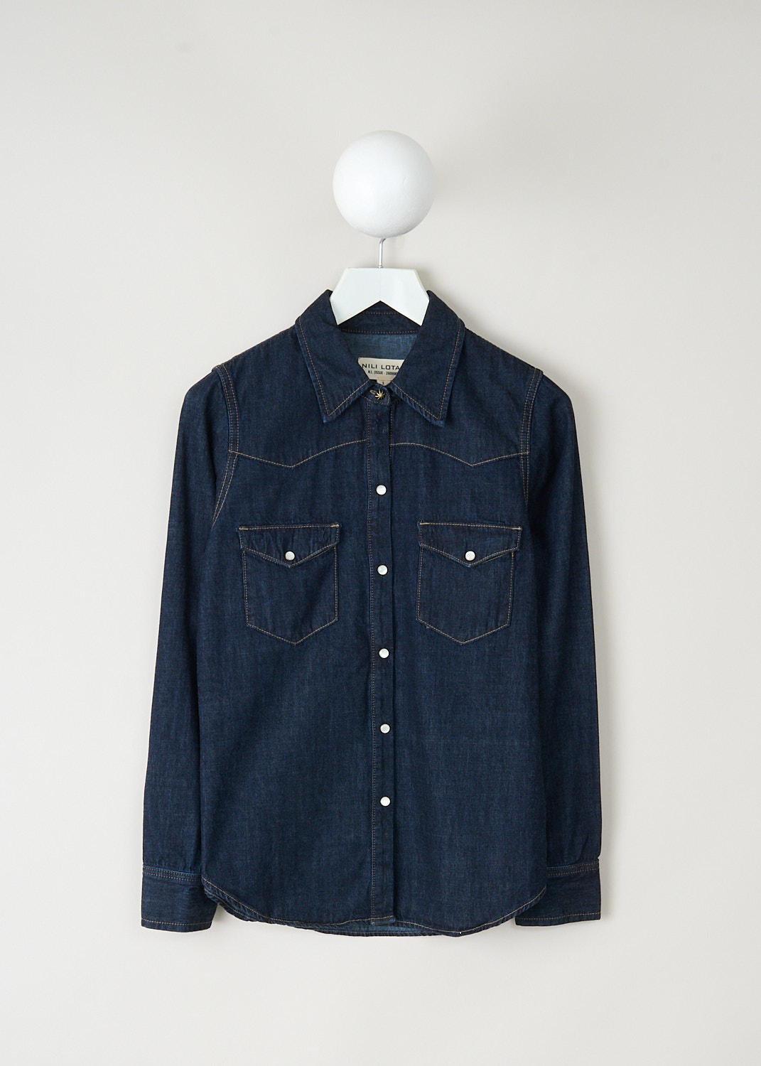 Nili Lotan Travis denim shirt in Indigo Rinse with classic collar, mother-of-pearl press studs and two breast pockets, available at Kiki's Stocksale designer outlet Maastricht.