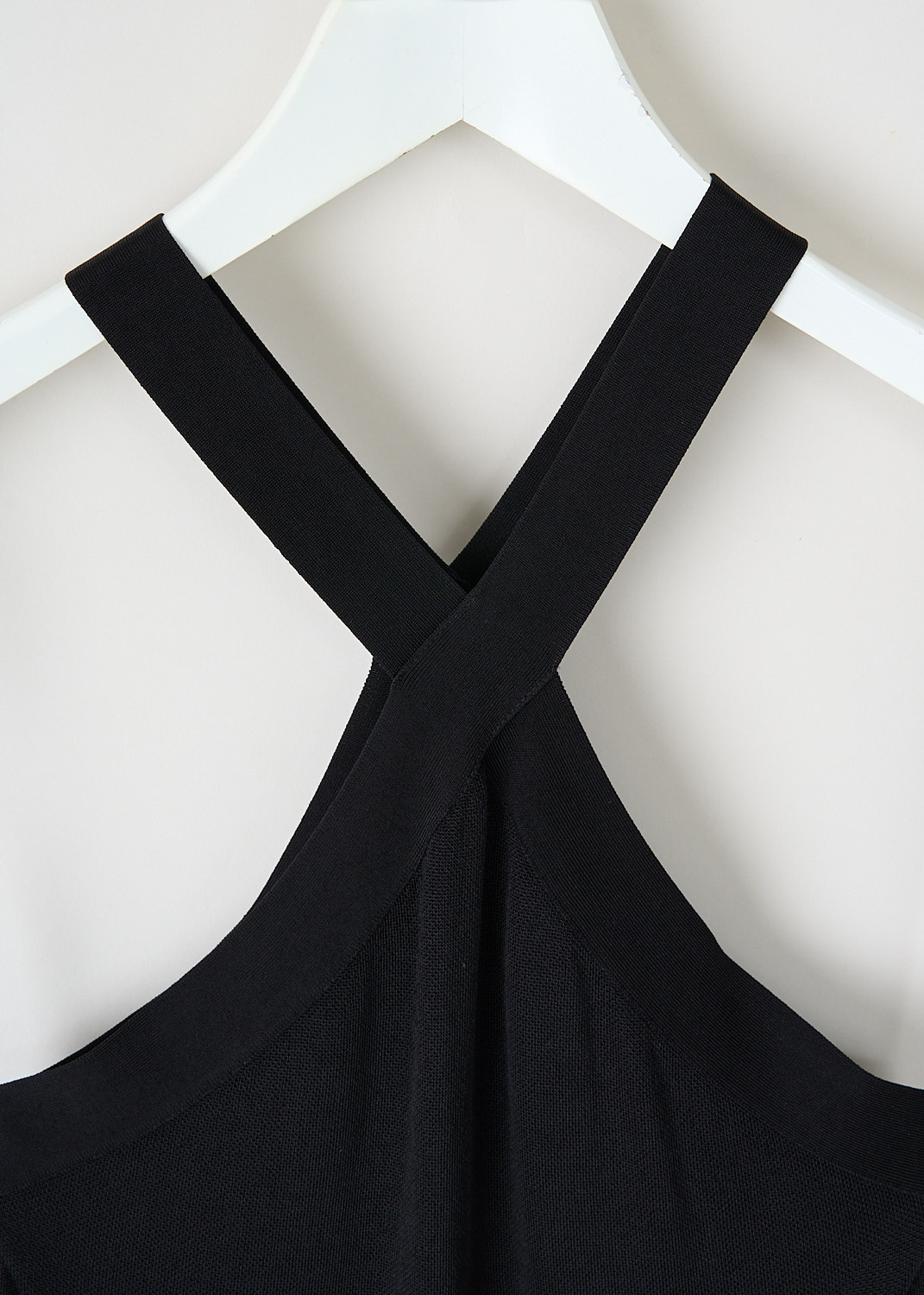 Close-up of Nili Lotan Modena dress showing halter neckline and sleeveless fitted design, designer piece at Kiki’s Stocksale Maastricht.
