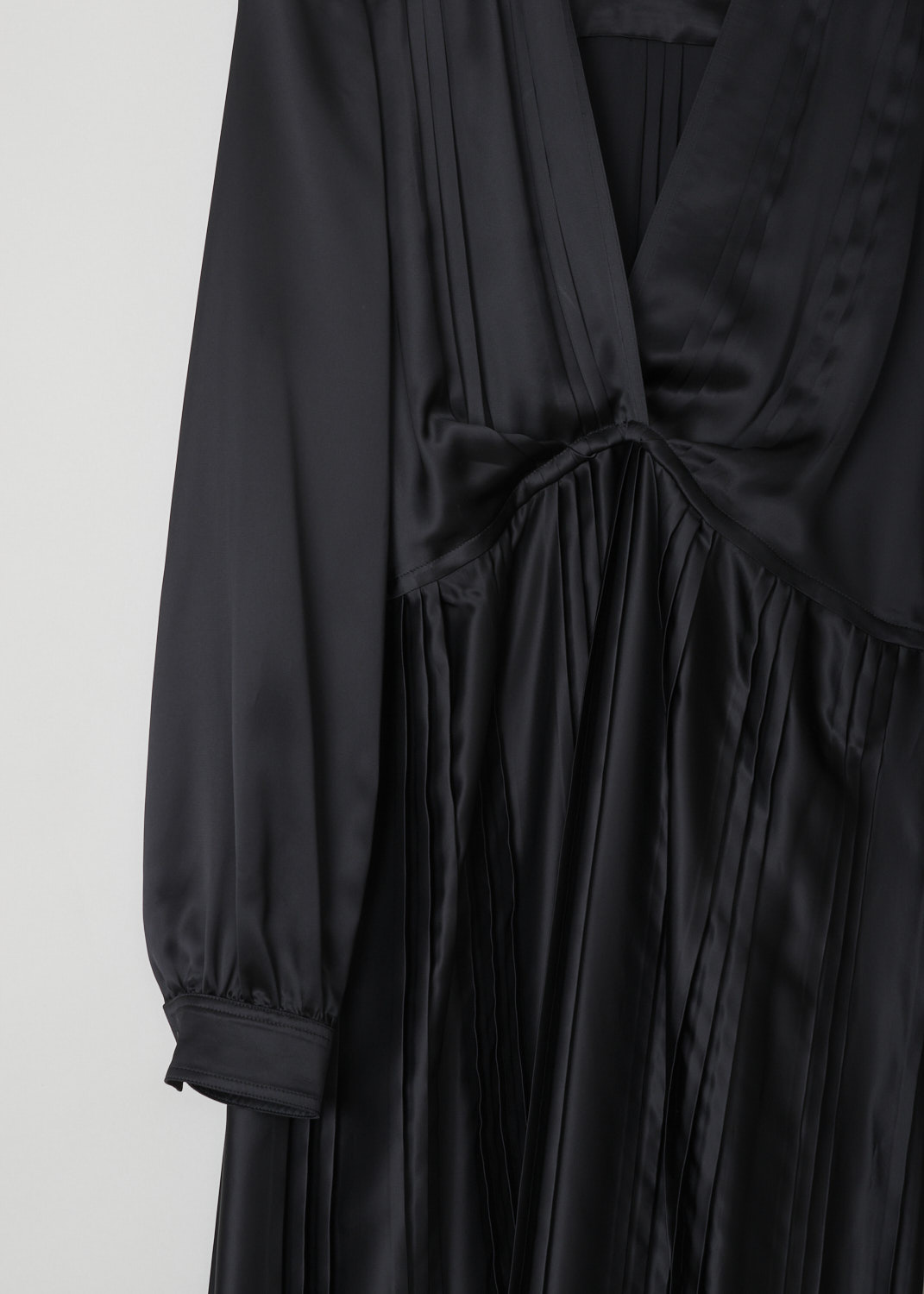 Plan C, Black empire dress, ABCAC58KE0_TV017_00N99, Black, Detail, This black midi empire dress has a pleated front with a V-neckline. The long sleeves have buttoned cuffs. In the back, the dress pleated. The dress has a straight hemline.

