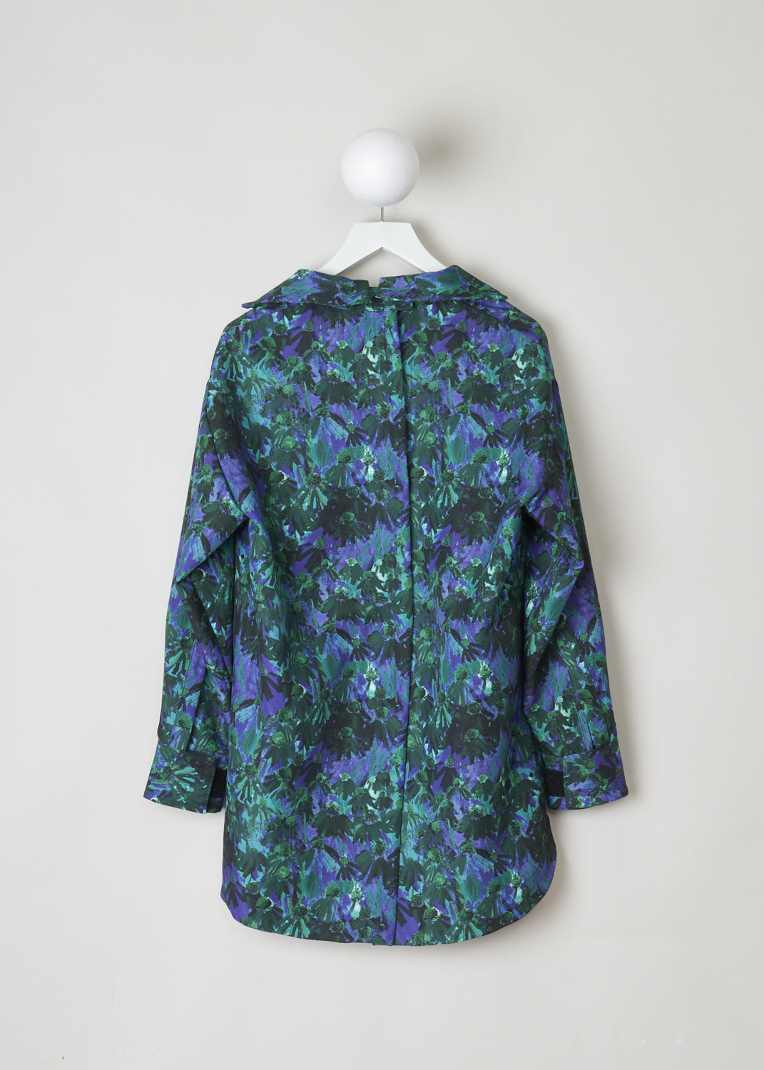 PLAN C, OVERSIZED MULTICOLORED TUNIC BLOUSE WITH VELCRO DETAILING, CMCAD07KU0_TP069_FIV02_GREEN_CLOVER, Print, Back, This multicolored floral tunic has a notched lapel that goes down into a V-neck. This model as an asymmetrical finish, meaning the back is a little longer than the front. What makes this blouse stand out, is that in the back, concealed Velcro strips run vertically across the centre, as well as on the cuffs, functioning as the closure option.
