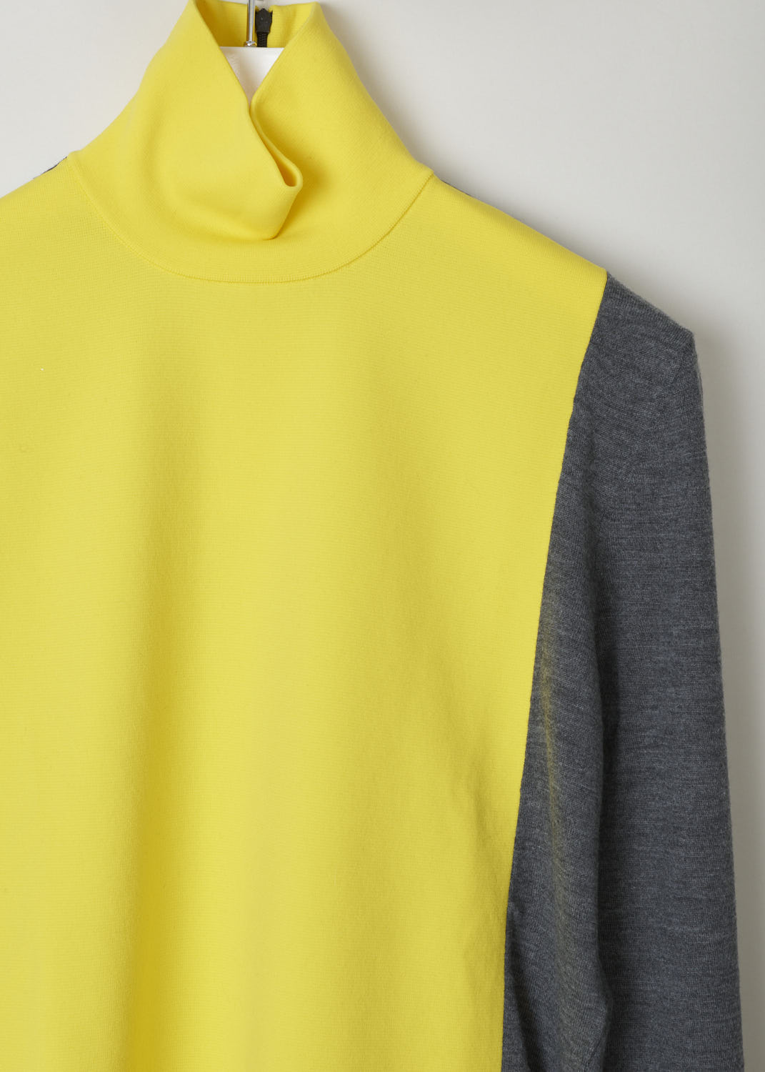 PLAN C, TWO-TONE TURTLENECK SWEATER, DVCMC51KG0_FW003_Z3050, Yellow, Grey, Detail, Beautiful two-toned turtleneck. The long sleeves and back are grey and the front and neck are bright yellow. In the back of the neck, a concealed zipper can be found.