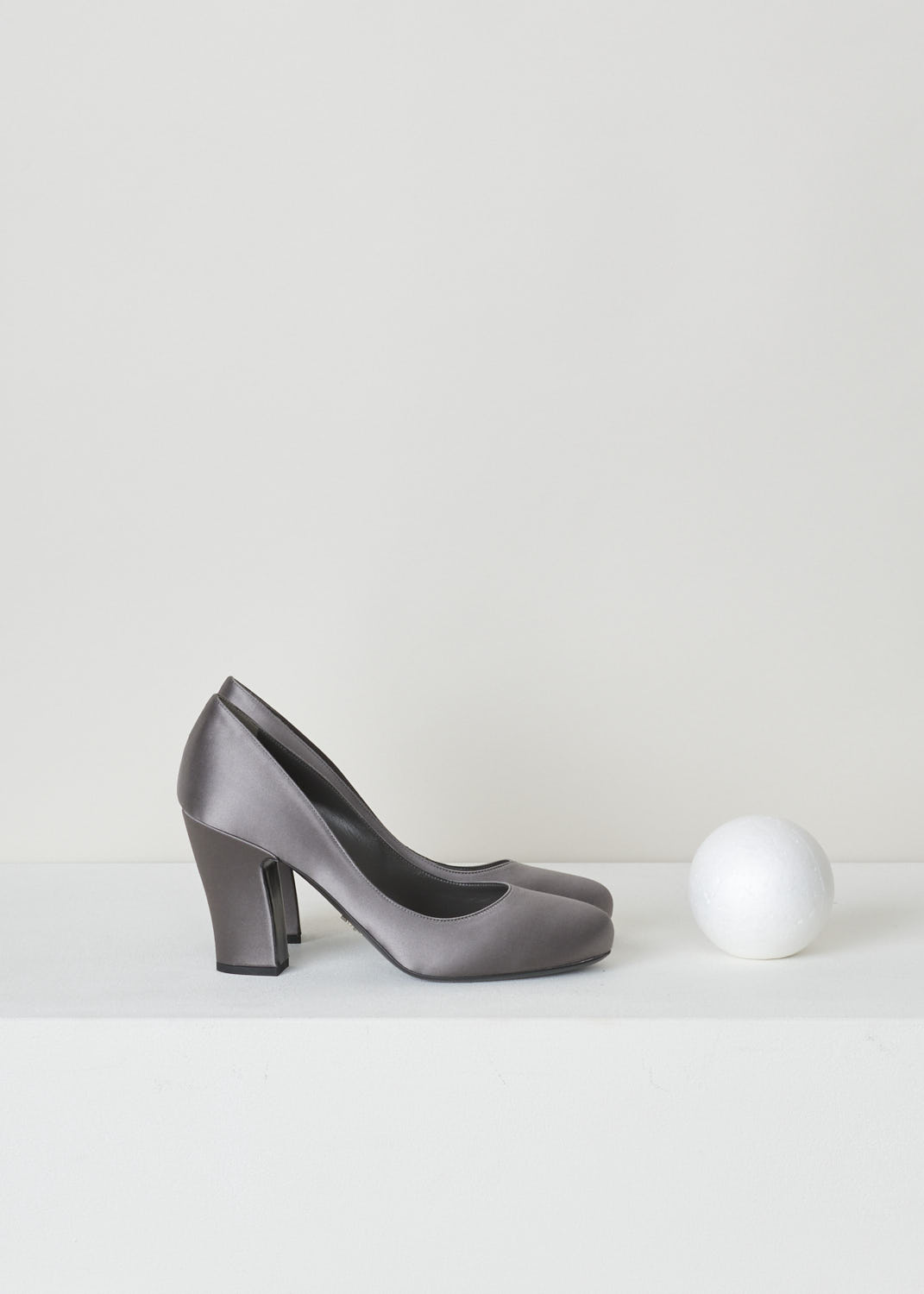 PRADA, GREY SATIN PUMP, 1I840L_RASO_F0480_ARDESIA, Grey, Silver, Side, Classic grey pumps with a satin look. This model features a rounded toe box and a sturdy block heel.

Heel height: 8 cm / 3.14 inch.
