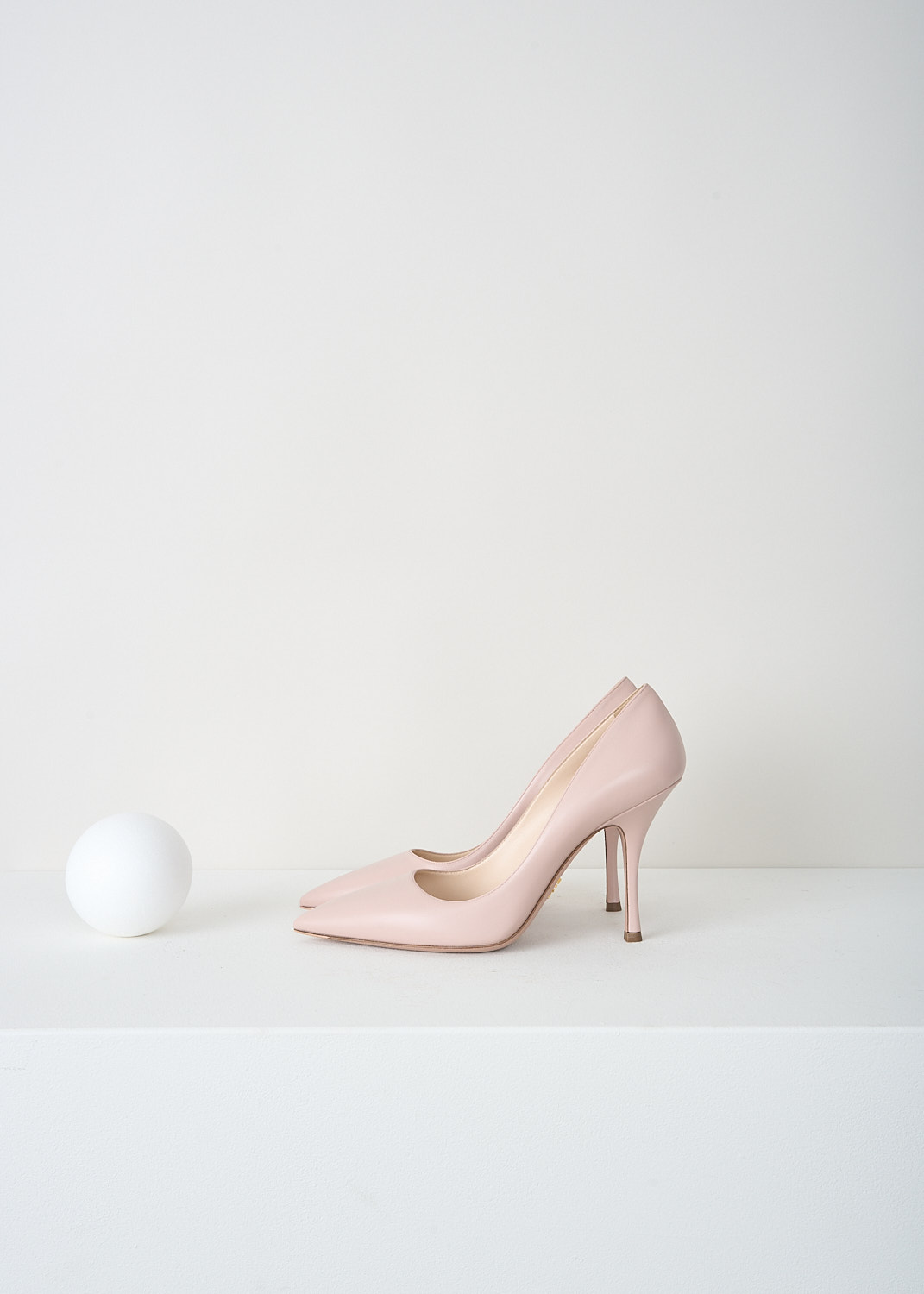 Prada, Nude pointed pumps, 3K6C_VITELLO_LUX14_1I273H_F010F_MHUGETTO, Beige, Side, These nude leather pumps have a pointed toe.
