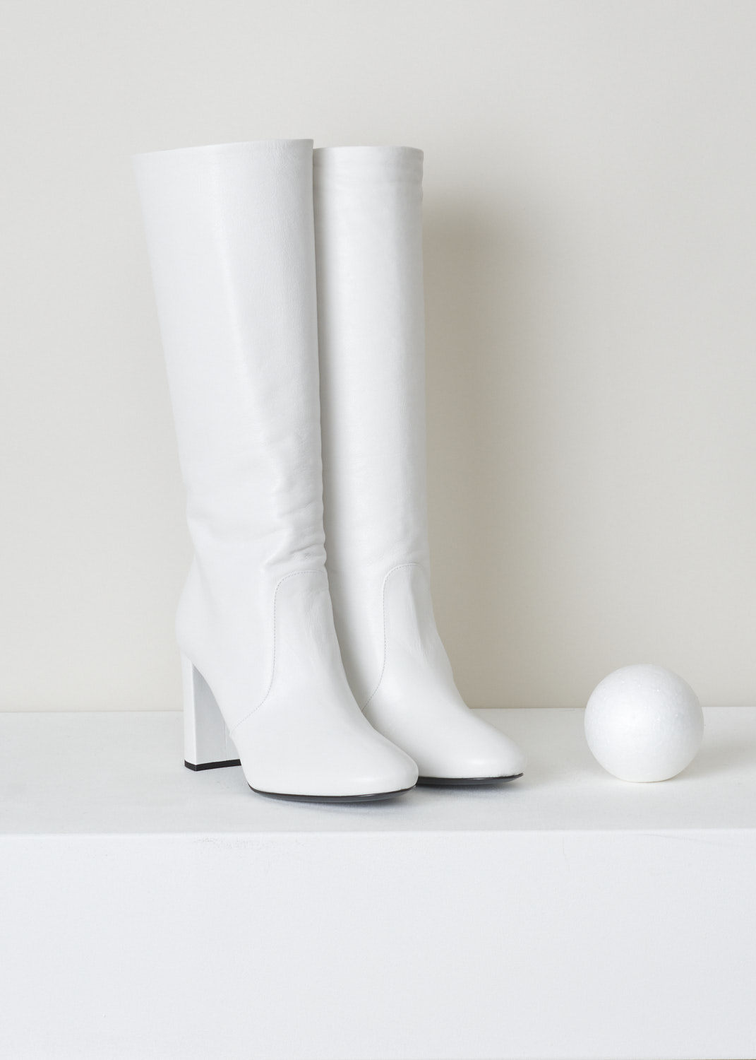 PRADA, WHITE HEELED BOOTS, MADRAS_1W684L_034_BIANCO, White, Front, White leather boots with a heel. These boots hit right below the knee. The toe of these shoes is almond shaped. The closure option on these boots is the zipper on the inside of the leg.

Heel height: 8.5 cm / 3.3 inch  
